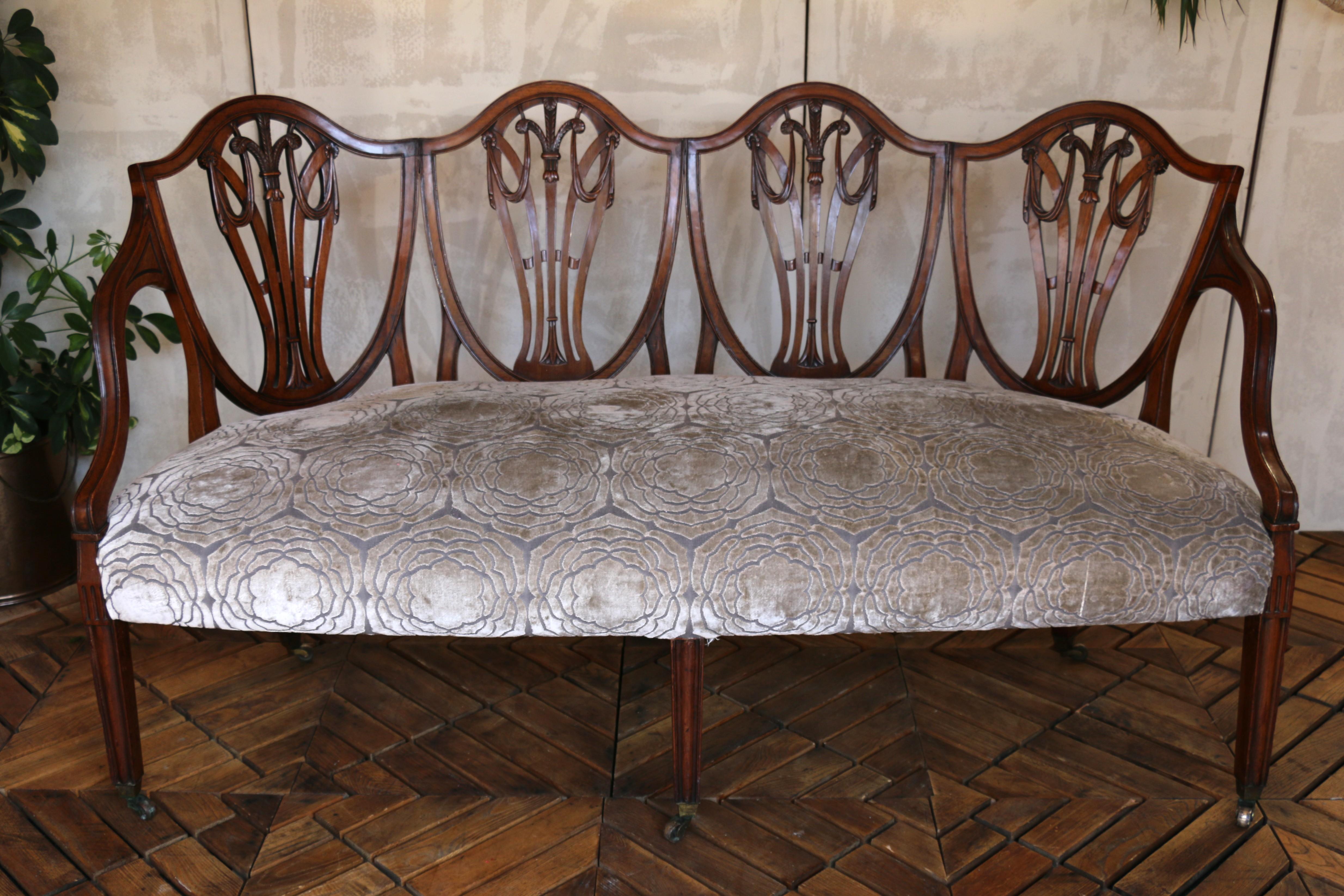 Antique Hepplewhite-Style Mahogany Shield-Back Settee, Circa 1890s In Good Condition For Sale In North Hollywood, CA