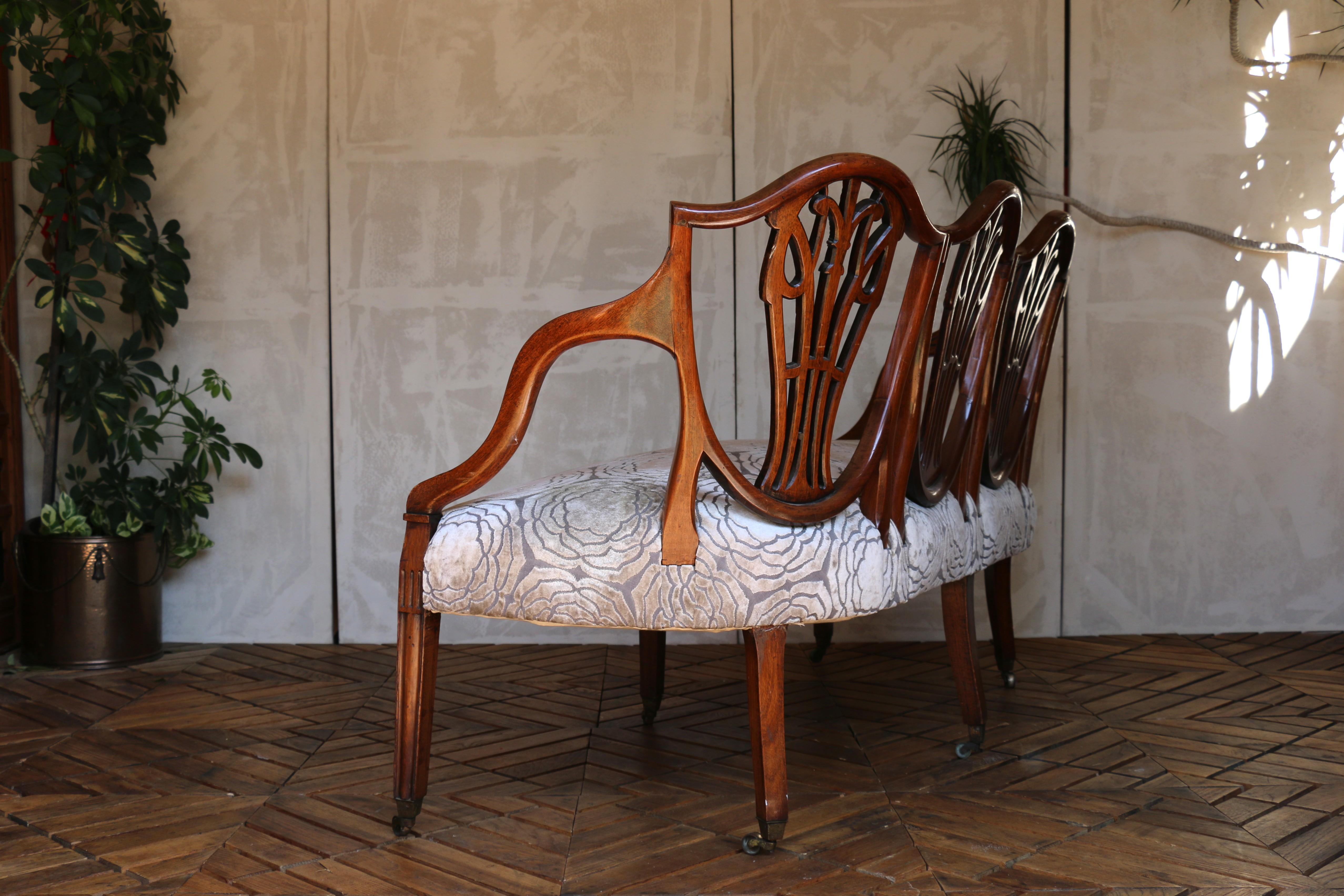 Late 19th Century Antique Hepplewhite-Style Mahogany Shield-Back Settee, Circa 1890s For Sale