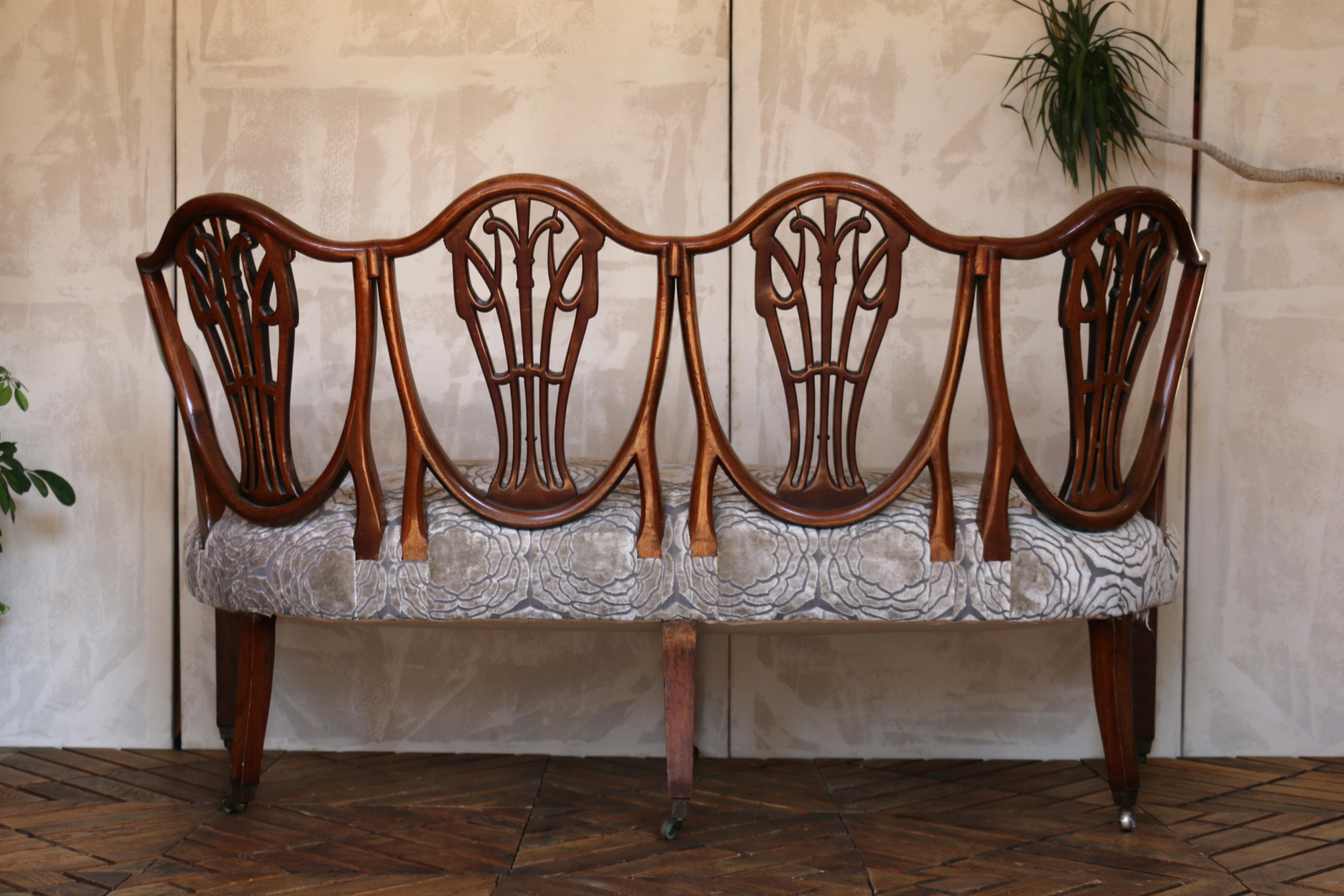 Antique Hepplewhite-Style Mahogany Shield-Back Settee, Circa 1890s For Sale 1