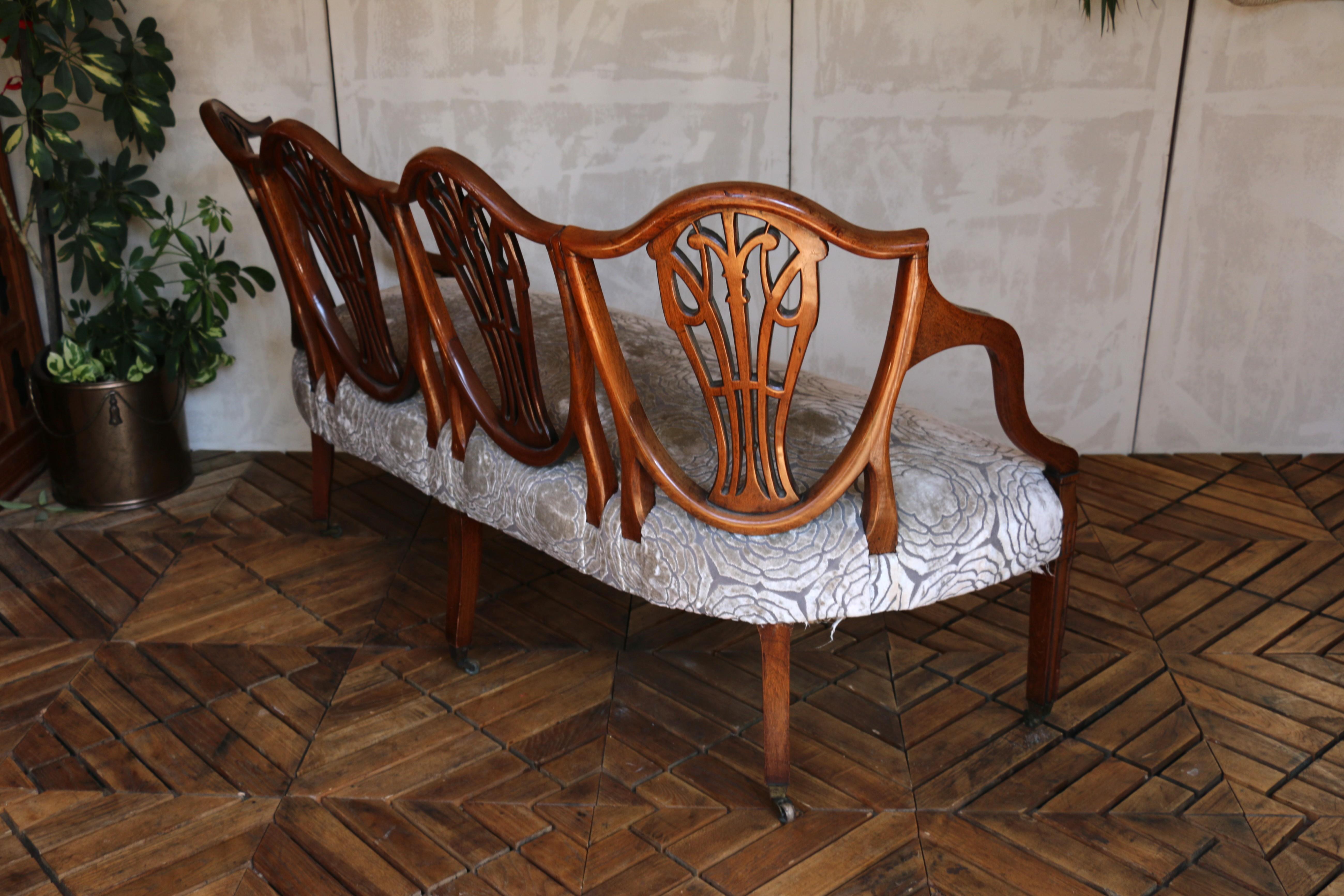 Antique Hepplewhite-Style Mahogany Shield-Back Settee, Circa 1890s For Sale 2