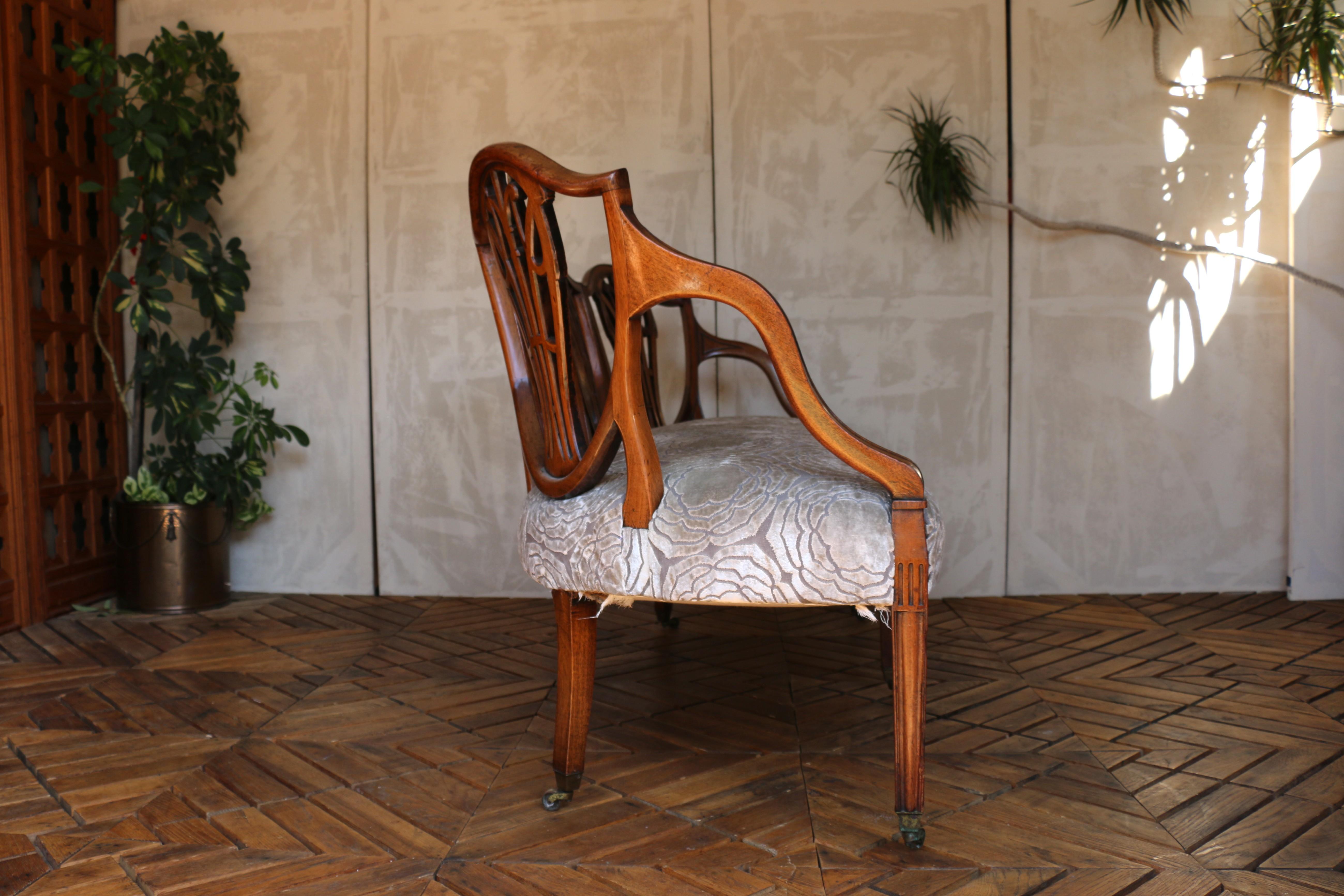 Antique Hepplewhite-Style Mahogany Shield-Back Settee, Circa 1890s For Sale 3