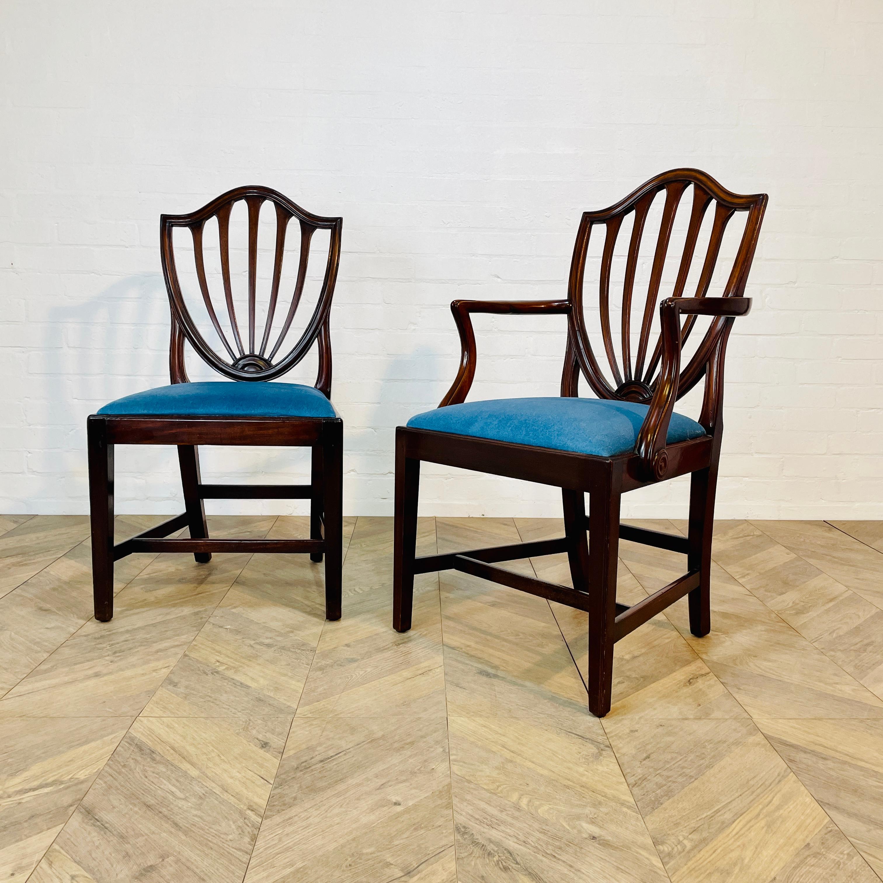 Ensemble de 8 chaises de salle à manger anciennes de style anglais Hepplewhite à dossier bouclier, y compris 2 sculpteurs.

Ils sont d'une superbe qualité et ont une forme magnifique,  avec des éclats de forme rayonnant à partir d'un soleil moulé.