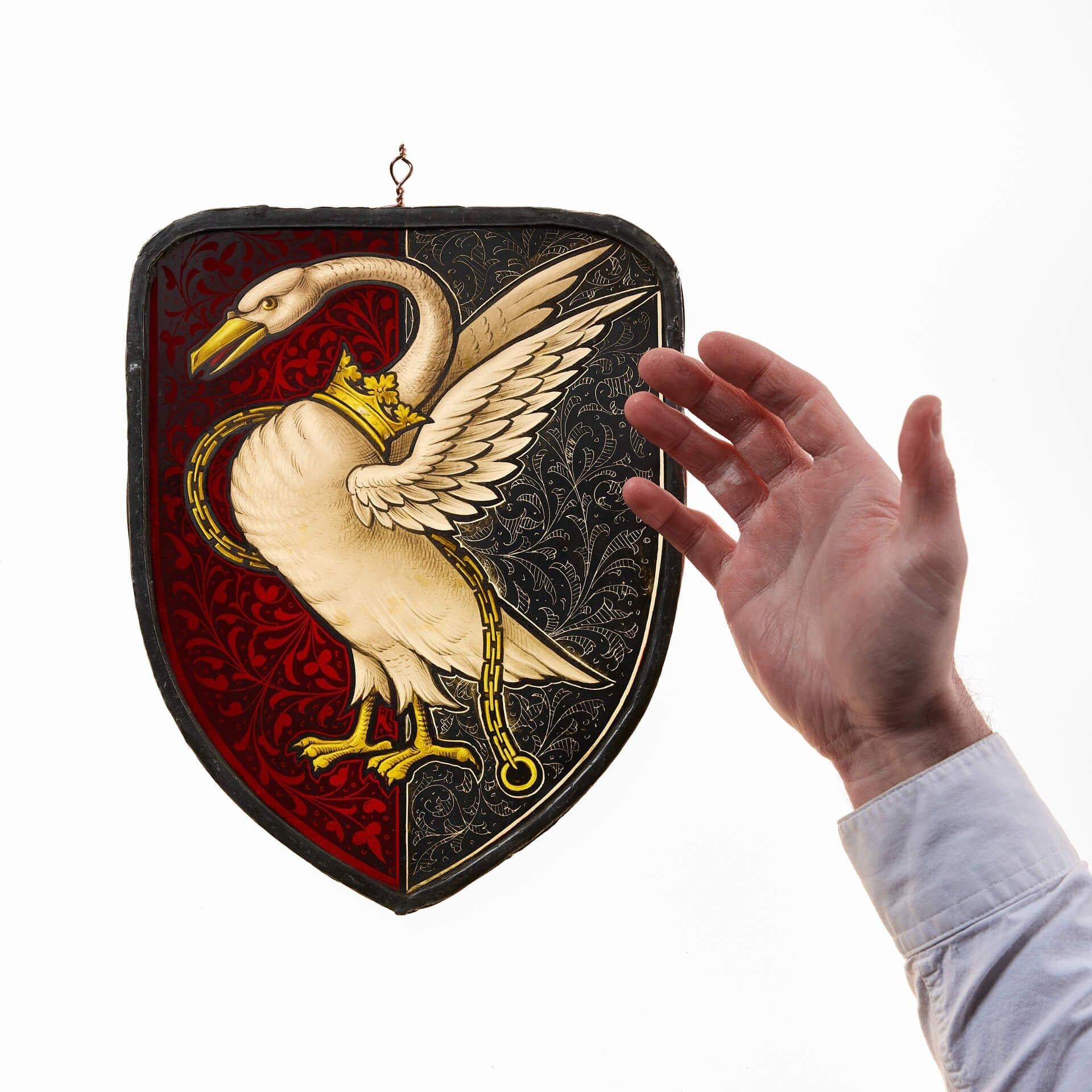 Uno scudo araldico in vetro colorato della fine del XIX secolo, dipinto a mano con lo stemma di Buckingham Townes. Lo stemma raffigura un cigno con una corona al collo e una catena d'oro - chiamato Cigno di Bohn o Cigno di Bucks - su uno sfondo
