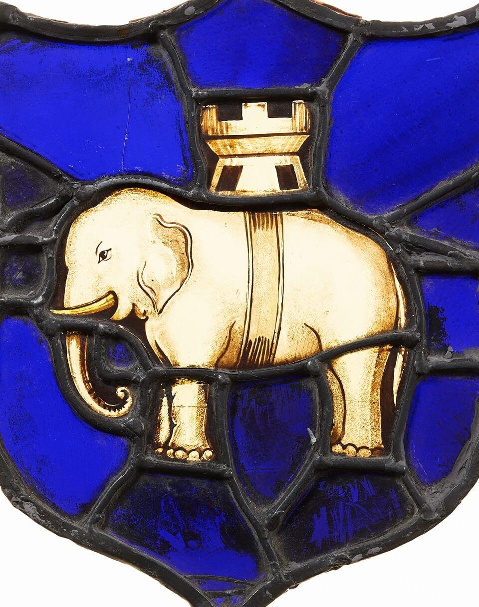 Antiker Heraldischer Elefantenmantel mit Wappenschild aus Buntglas (Viktorianisch) im Angebot