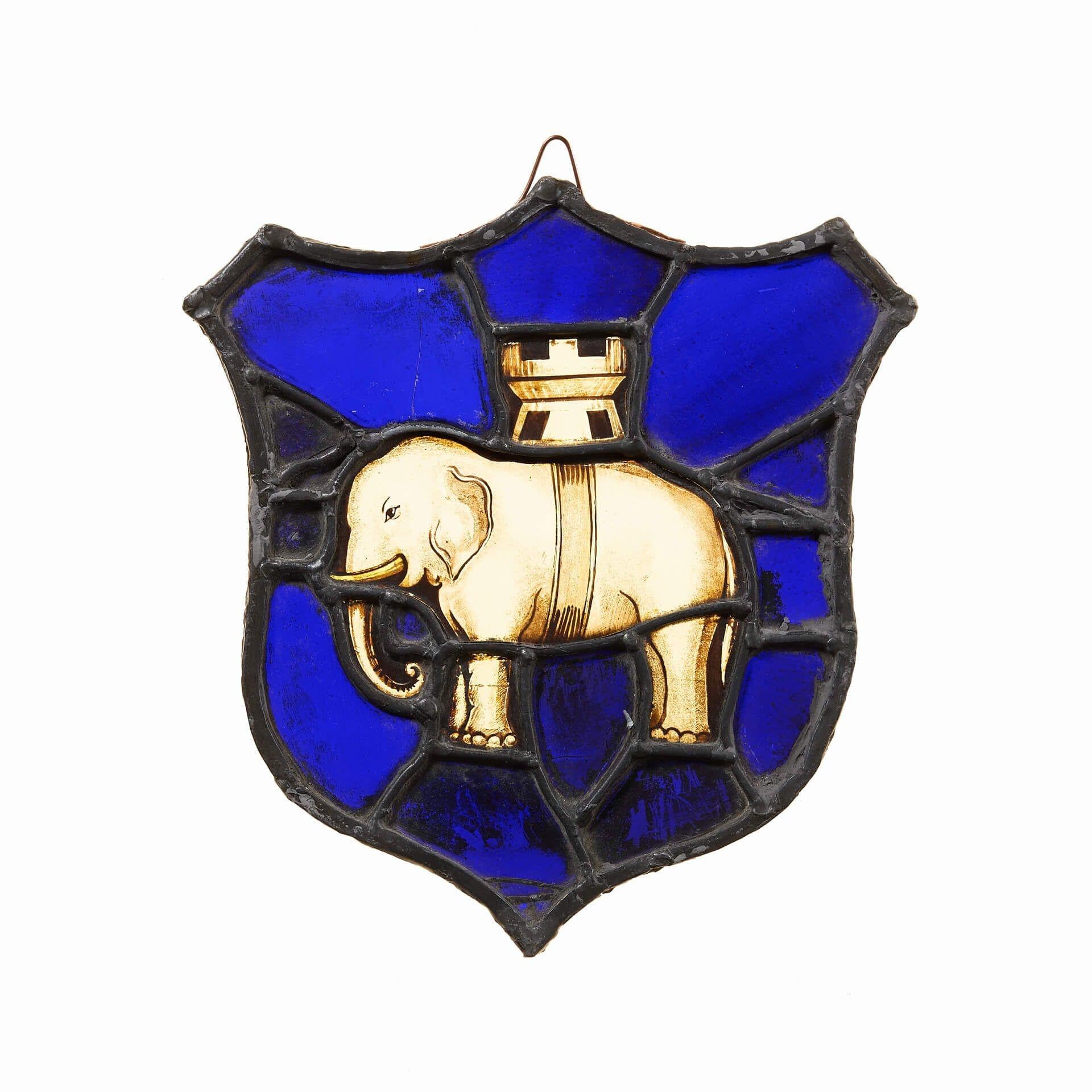 Antiker Heraldischer Elefantenmantel mit Wappenschild aus Buntglas (Englisch) im Angebot
