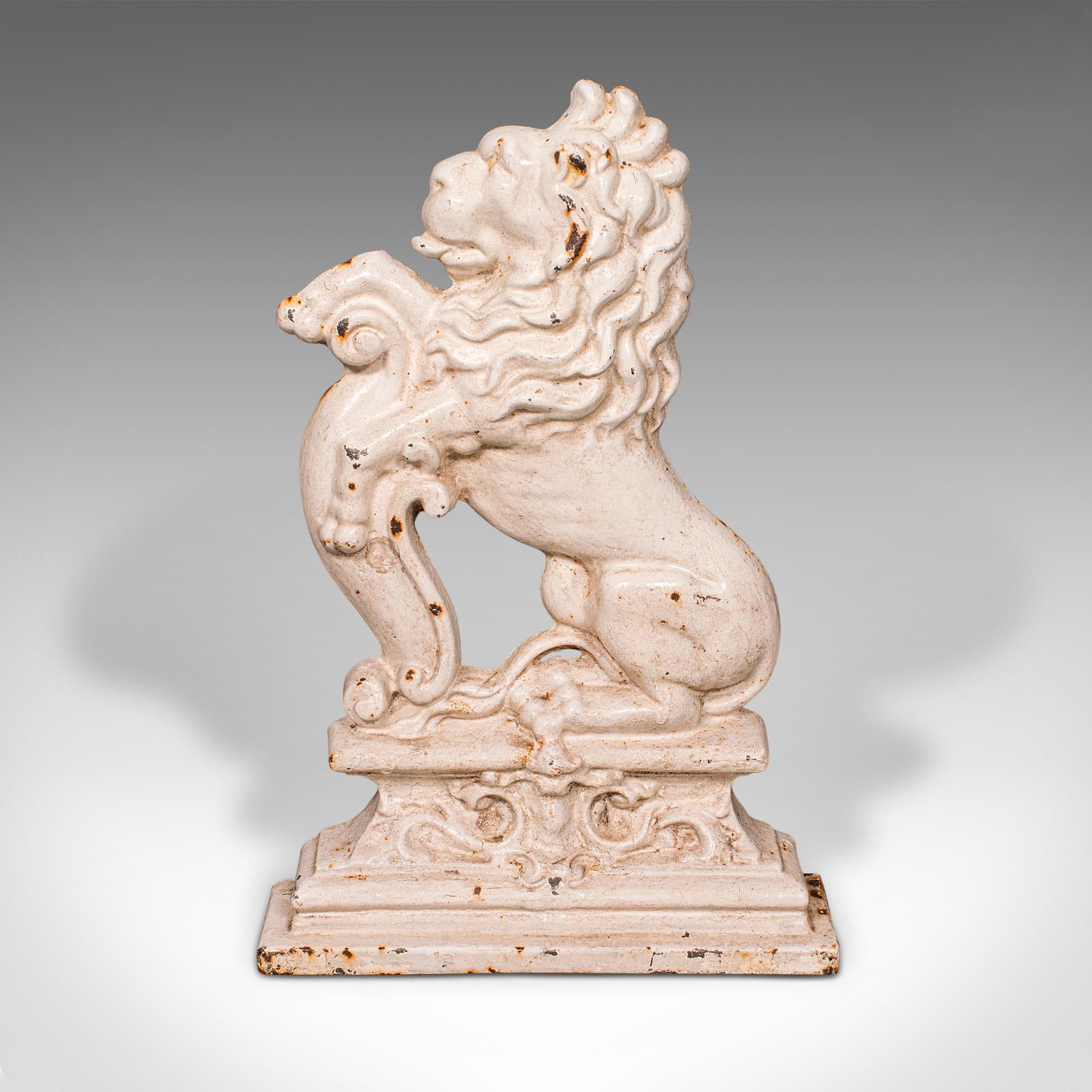 Si tratta di un antico fermaporta a forma di leone araldico. Un portone inglese in ghisa dipinta, risalente al tardo periodo vittoriano, circa 1890. Un pezzo decorativo meravigliosamente regale, funzionale e ricco di charme d'epoca.

Delizioso