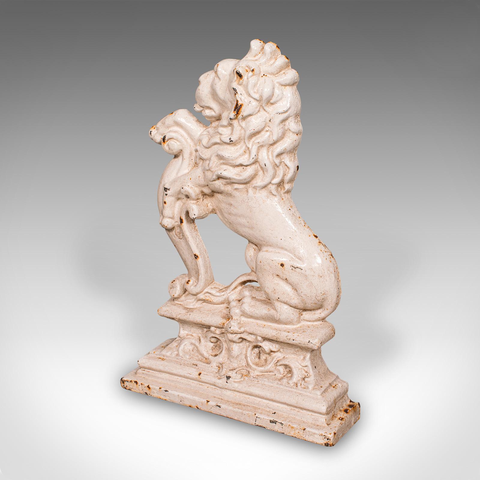 Tardo vittoriano Antico fermaporta a forma di leone araldico, inglese, guardiano della porta in ghisa, vittoriano, 1890 in vendita