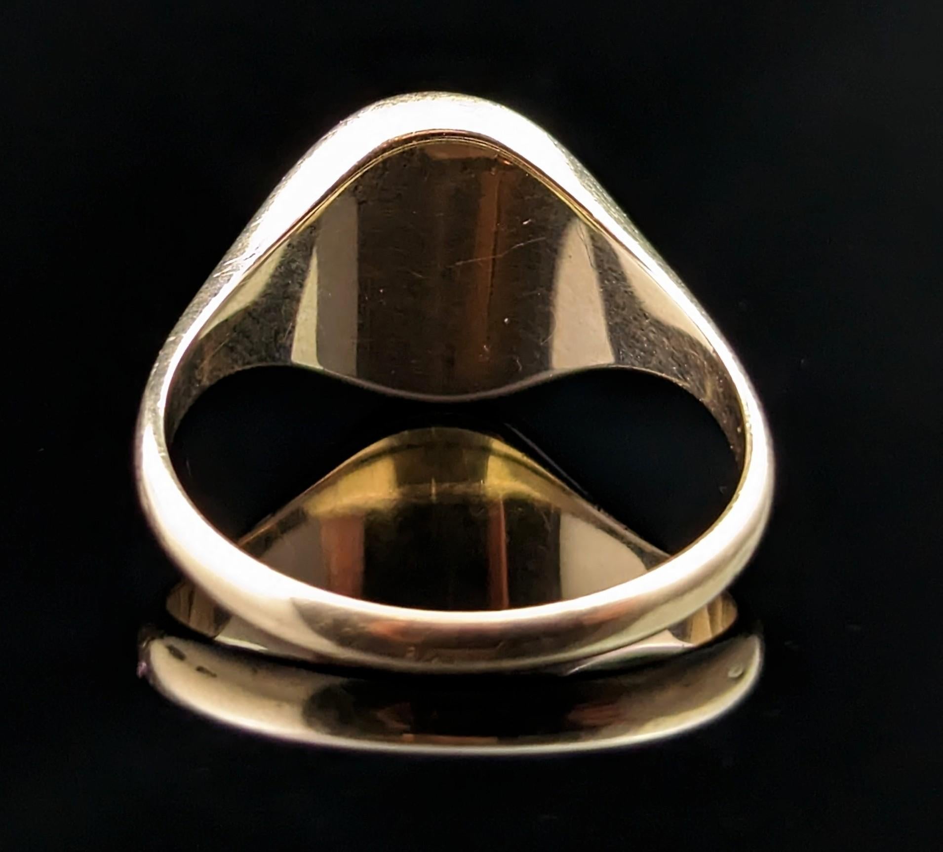 Antique Heraldic signet ring, Sardonyx, 9k yellow gold  12