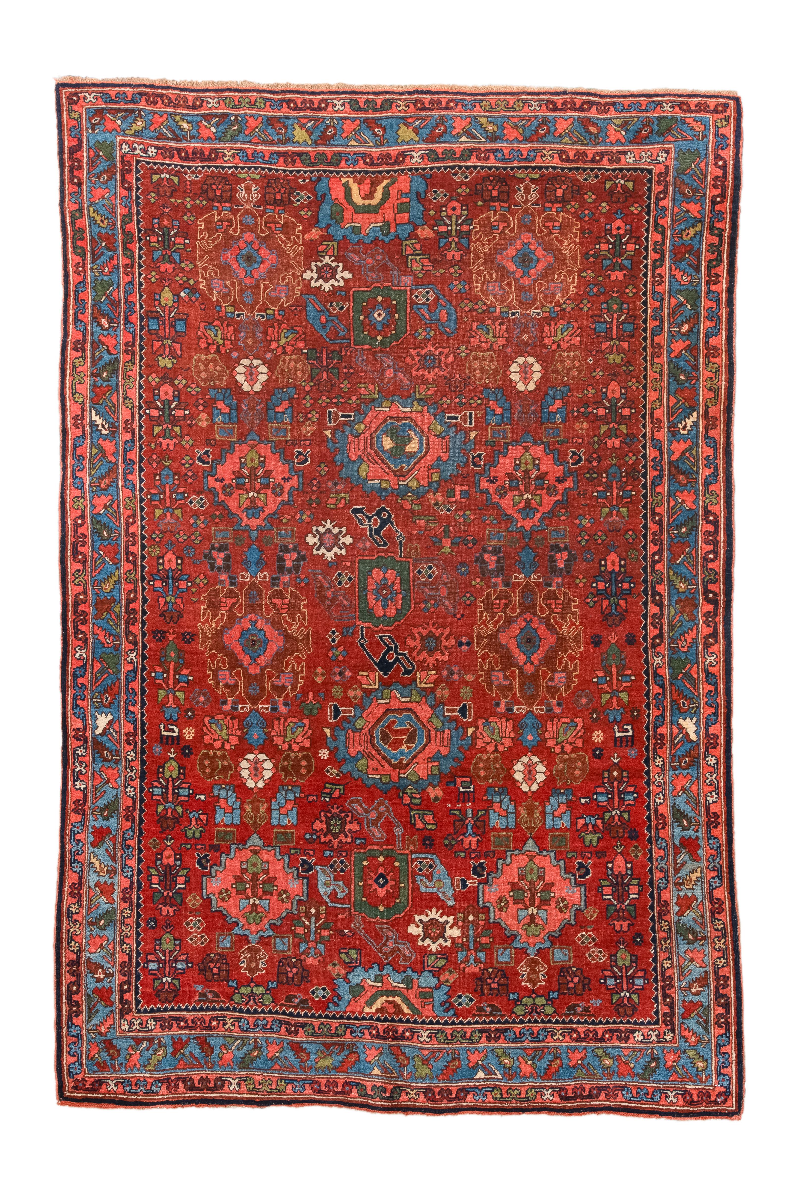 Dieser Bidjar Herati-Teppich wurde 1910 in der Bidjar-Region handgefertigt und ist ein fesselndes Meisterwerk der Handwerkskunst. Seine Mischung aus rotem Oxid und Silberseeblau spiegelt eine tiefe Verbundenheit mit der Schönheit der Natur wider.
