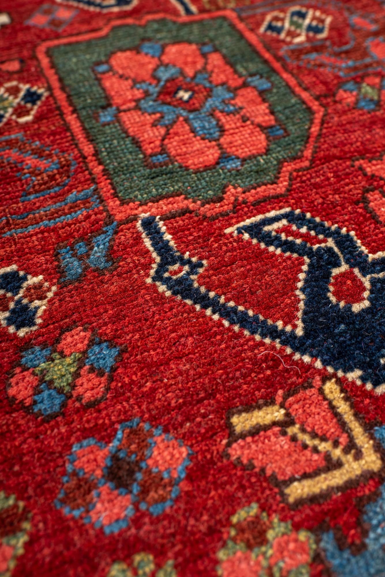 Antiker Herati-Bidjar mit rotem Feld und blauen Details im Zustand „Gut“ im Angebot in New York, NY