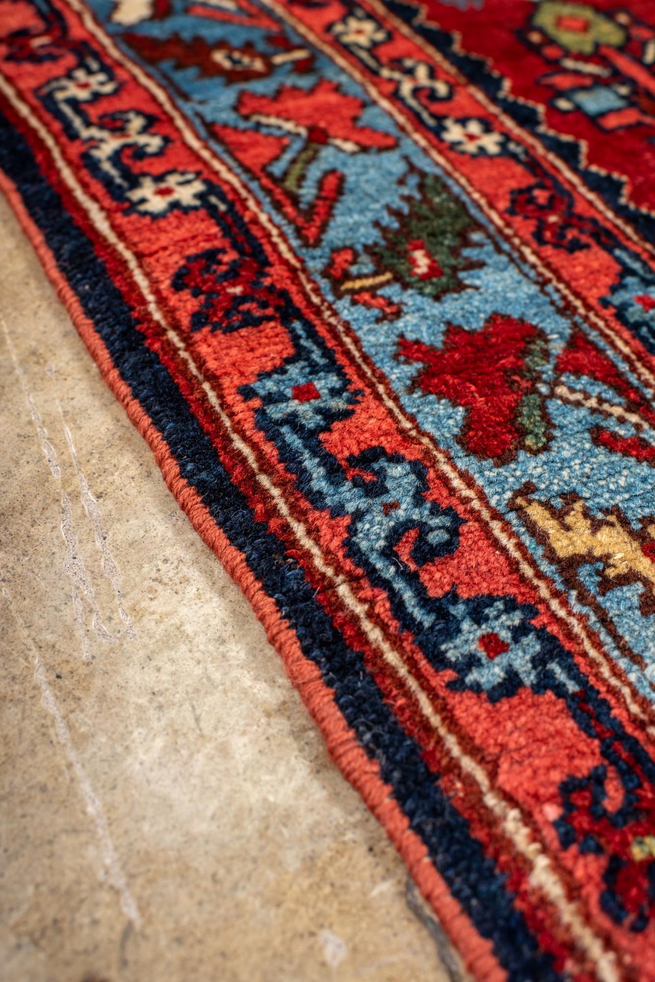 Antiker Herati-Bidjar mit rotem Feld und blauen Details (20. Jahrhundert) im Angebot