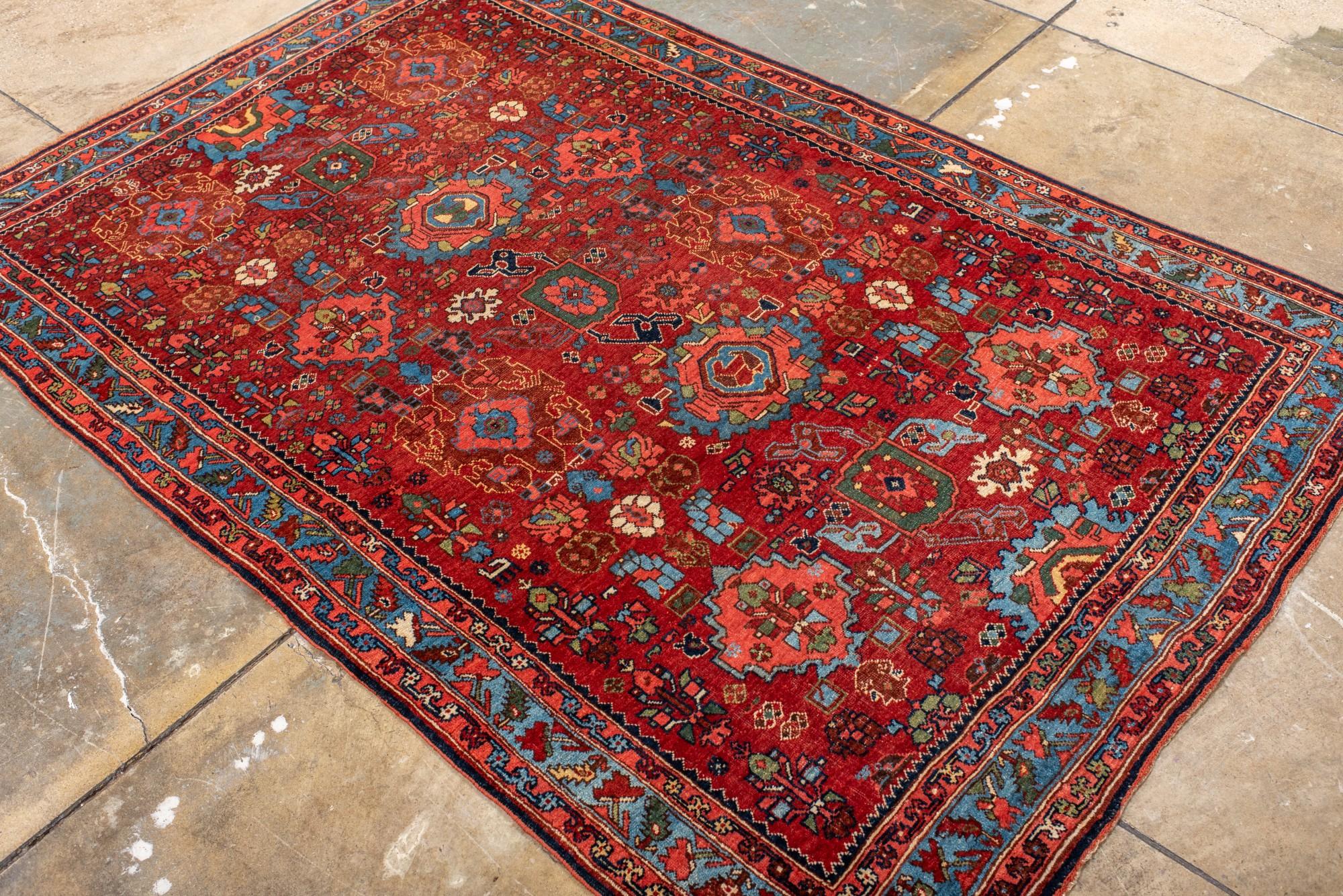 Antiker Herati-Bidjar mit rotem Feld und blauen Details (Wolle) im Angebot