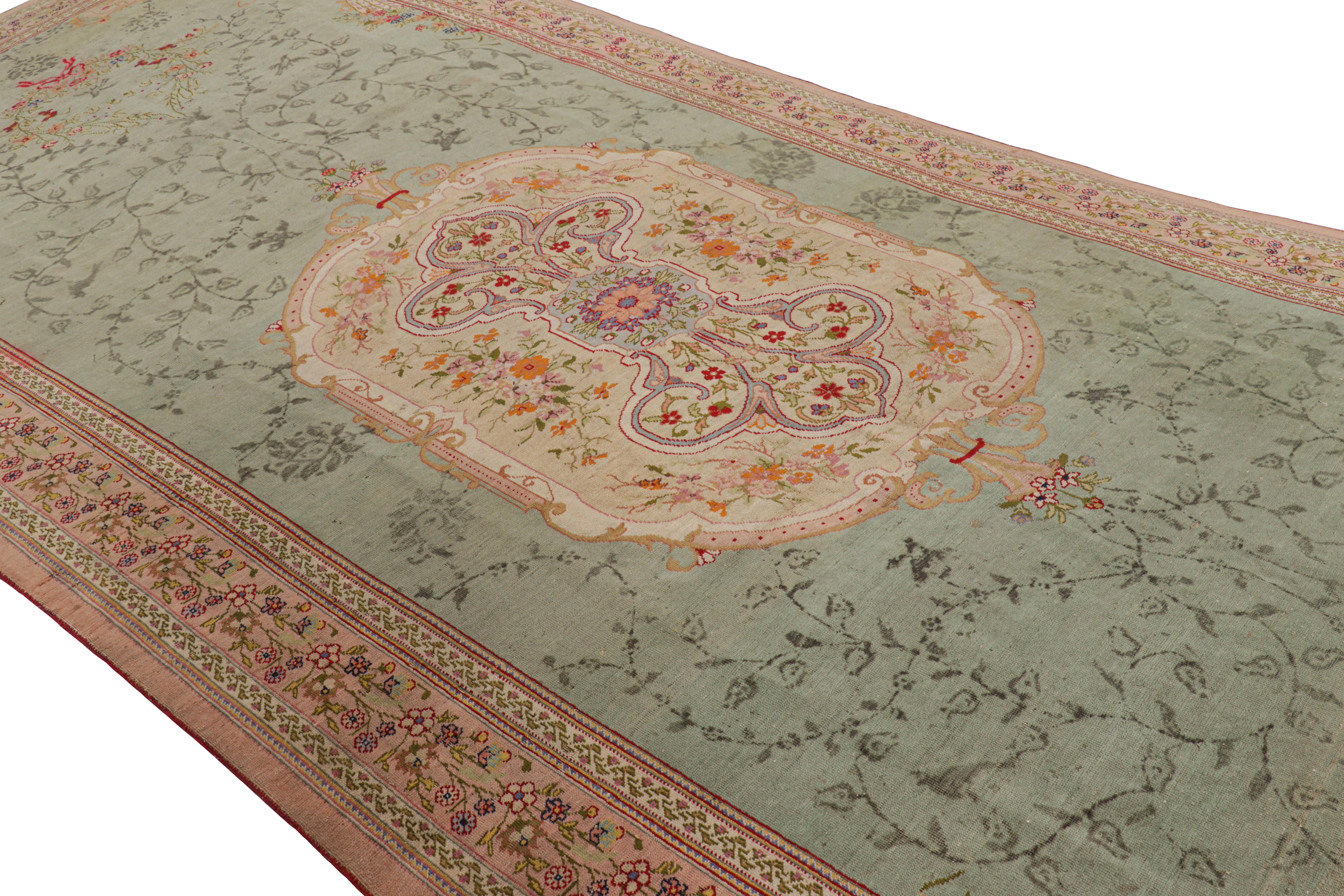 Annodato a mano in lana e proveniente dalla Turchia, intorno al 1910-1920, questo tappeto antico Hereke 7x19 è un'audace novità della nostra collezione Antique, particolarmente rara per i suoi colori e la sua sensibilità francese. 

Sul Design

Gli