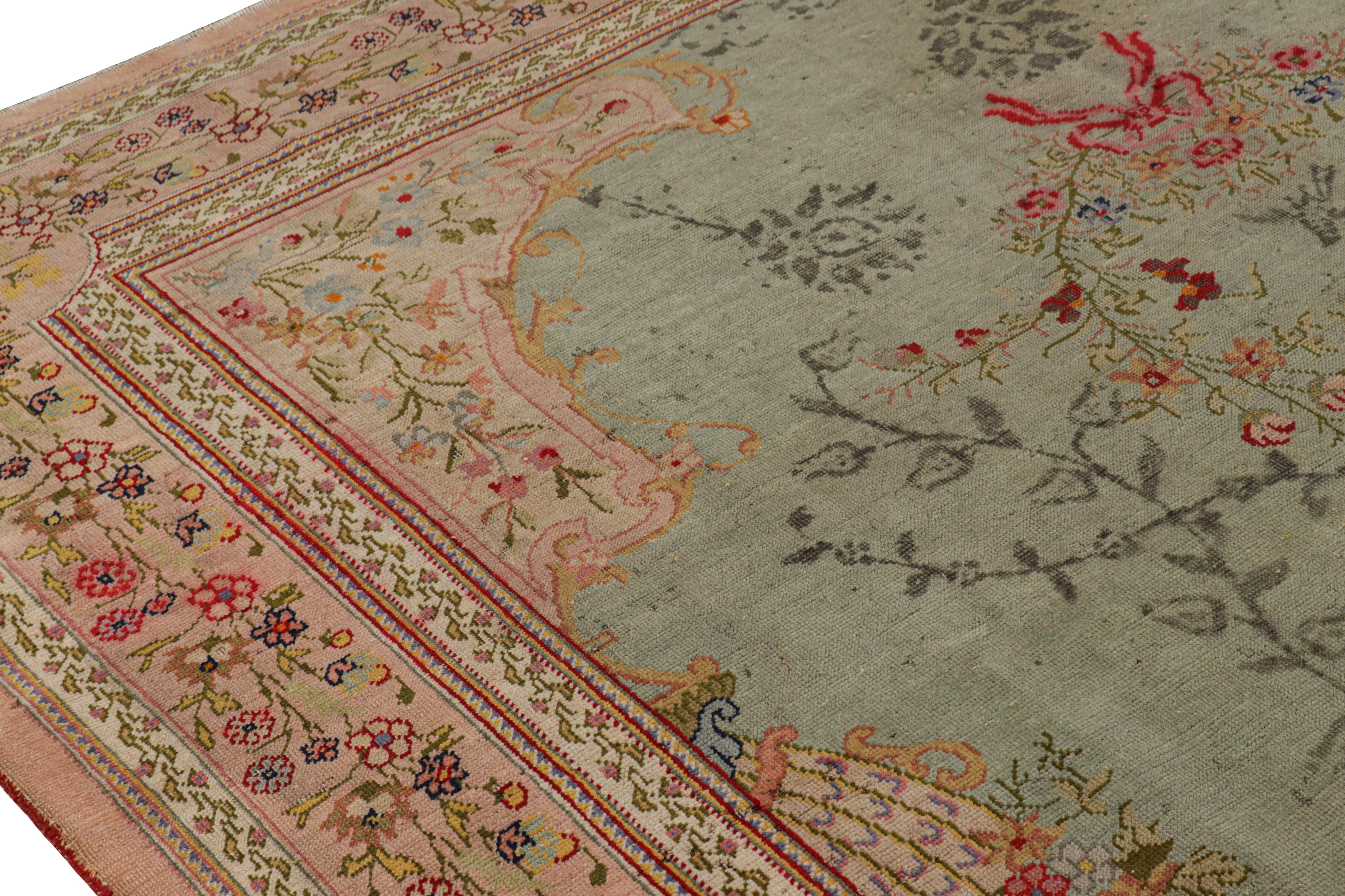 Turco Runner antico Hereke Gallery in Greene & Greene con medaglione floreale in vendita
