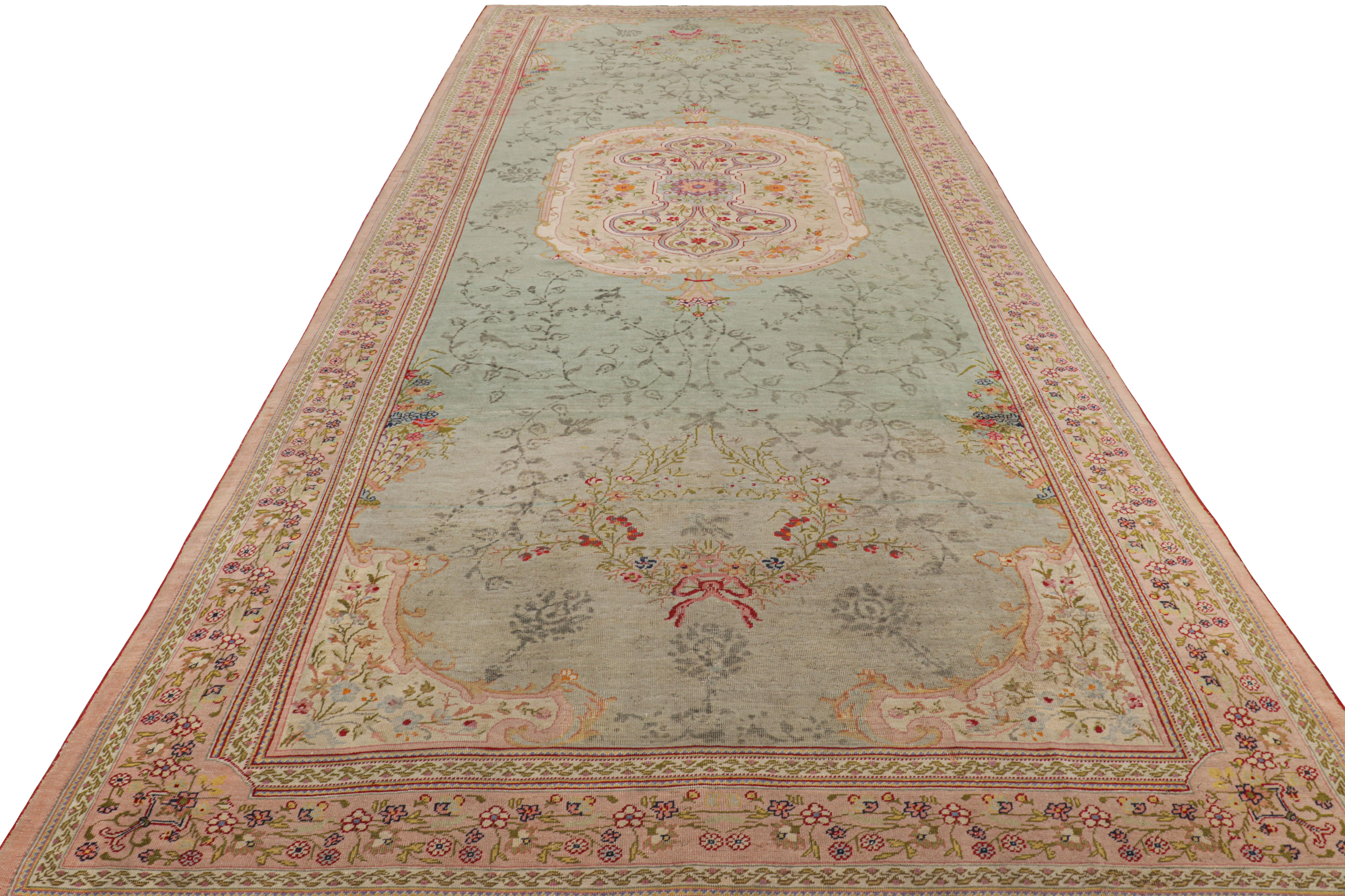 Inizio XX secolo Runner antico Hereke Gallery in Greene & Greene con medaglione floreale in vendita