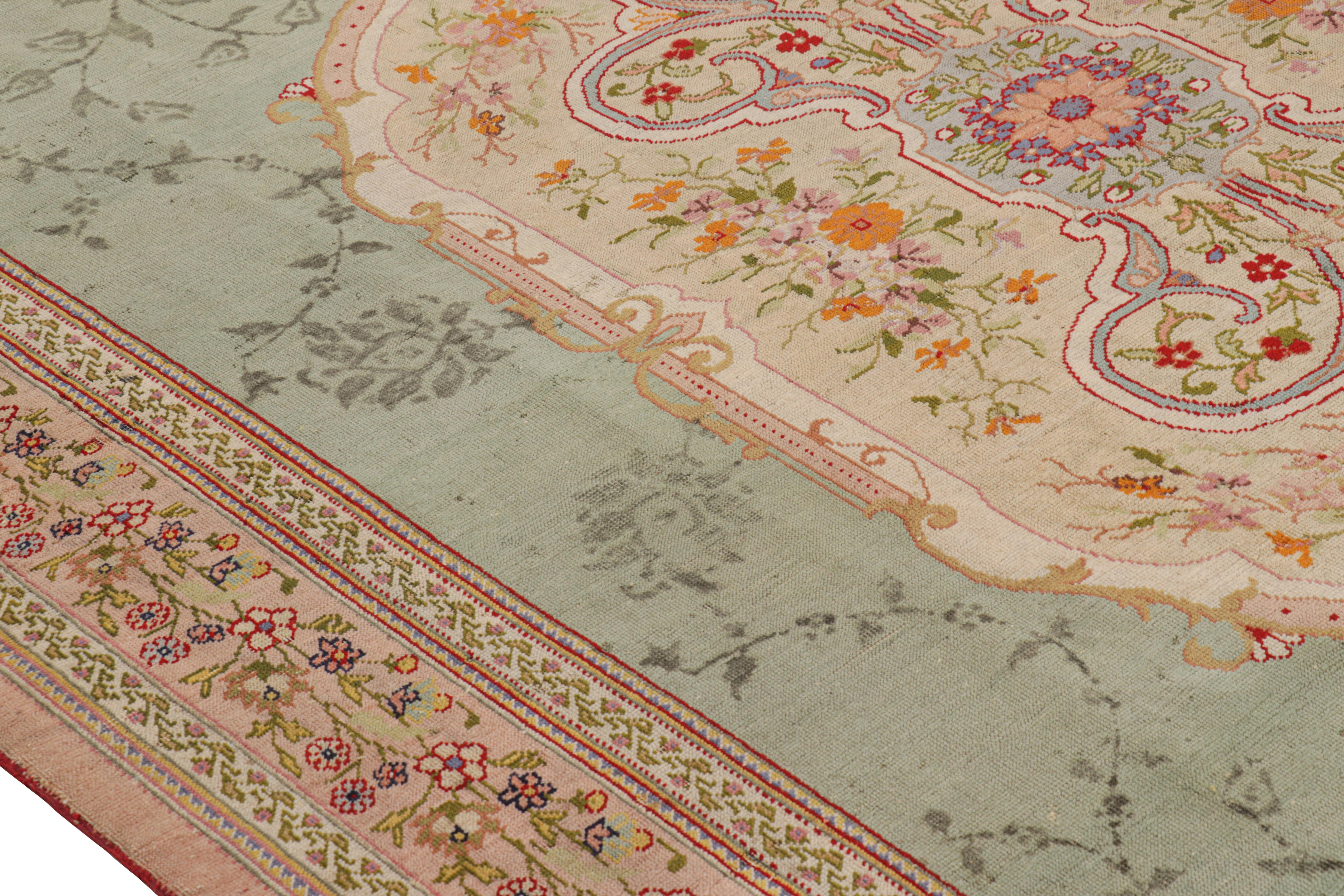 Lana Runner antico Hereke Gallery in Greene & Greene con medaglione floreale in vendita