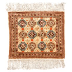 Tapis Hereke géométrique ancien en soie beige à motif géométrique par Rug & Kilim