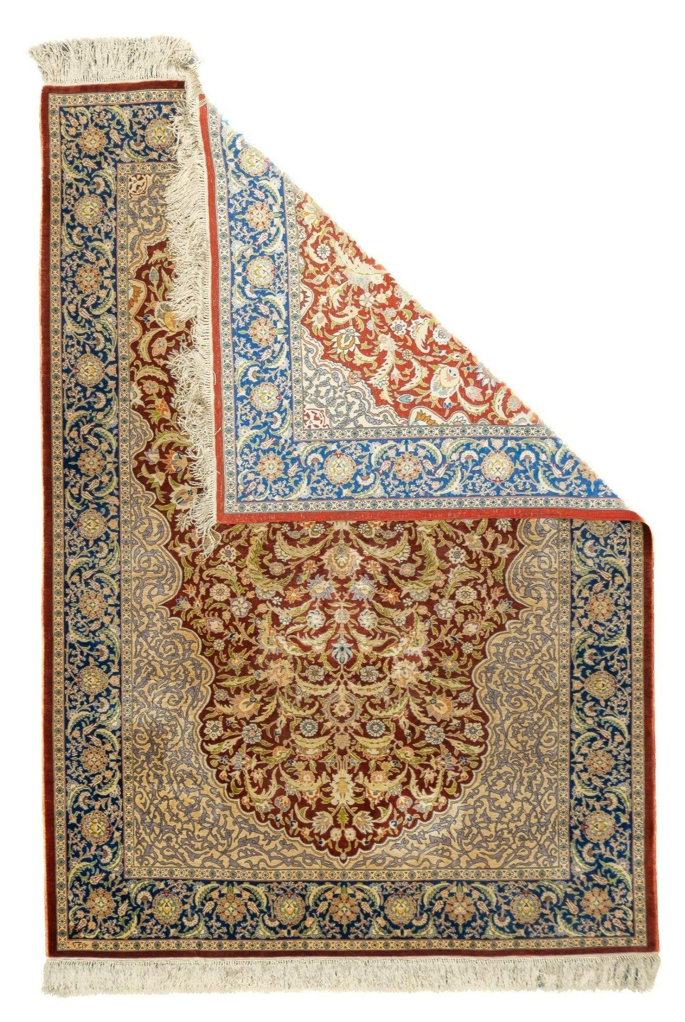 Antiker Hereke Teppich 4'1'' x 5'11''. Nach dem Zweiten Weltkrieg wurden in einem Vorort von Istanbul, Türkei, fein gewebte (oder bessere), hauptsächlich seidenbezogene Streuteppiche und größere Teppiche im persischen Stil, oft in Nischen- (Gebets-)