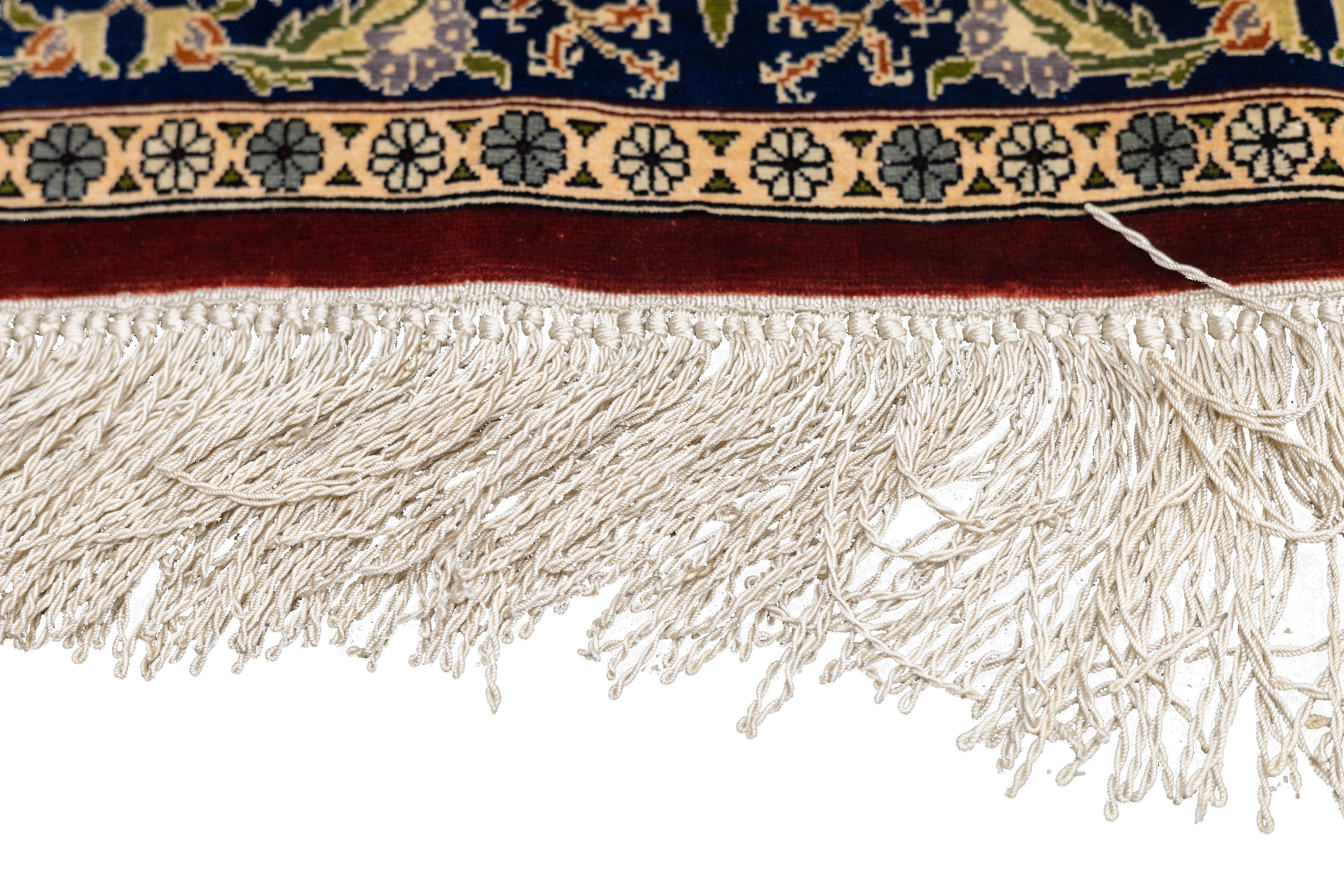 Antiker Hereke-Teppich 4'1'' x 5'11'' (Persisch) im Angebot
