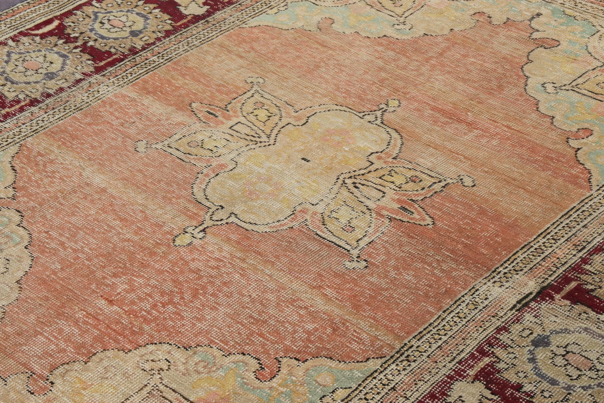 Dieser antike 8x10 Hereke-Teppich ist eine seltene neue Auswahl in der Antique & Vintage Collection'S von Rug & Kilim - handgeknüpft in Wolle um 1920-1930.

Über das Design: 

Dieser Teppich zeigt ein beige- und goldfarbenes Blumenmedaillon auf