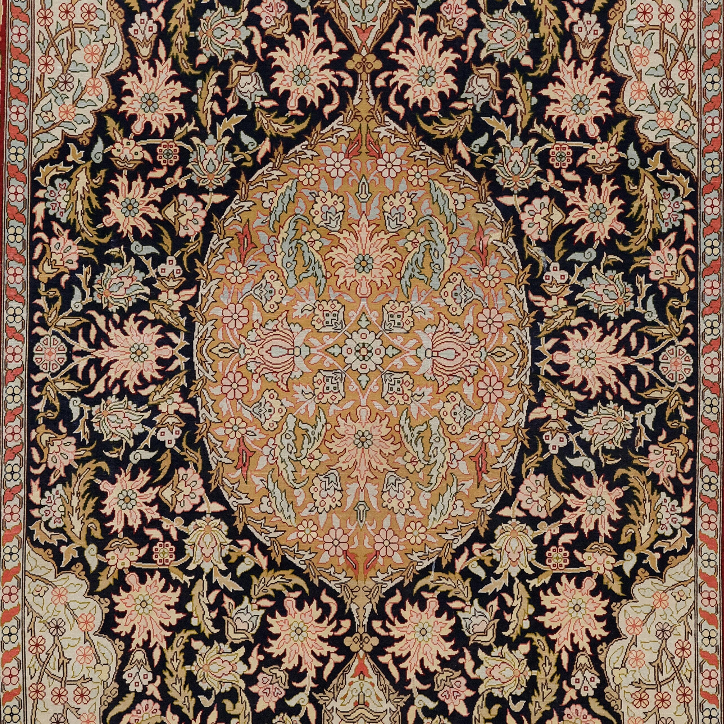 Antique Hereke Silk Rug - 20th Century Turkish Silk Hereke Rug, Vintage Rug In Good Condition For Sale In Sultanahmet, 34
