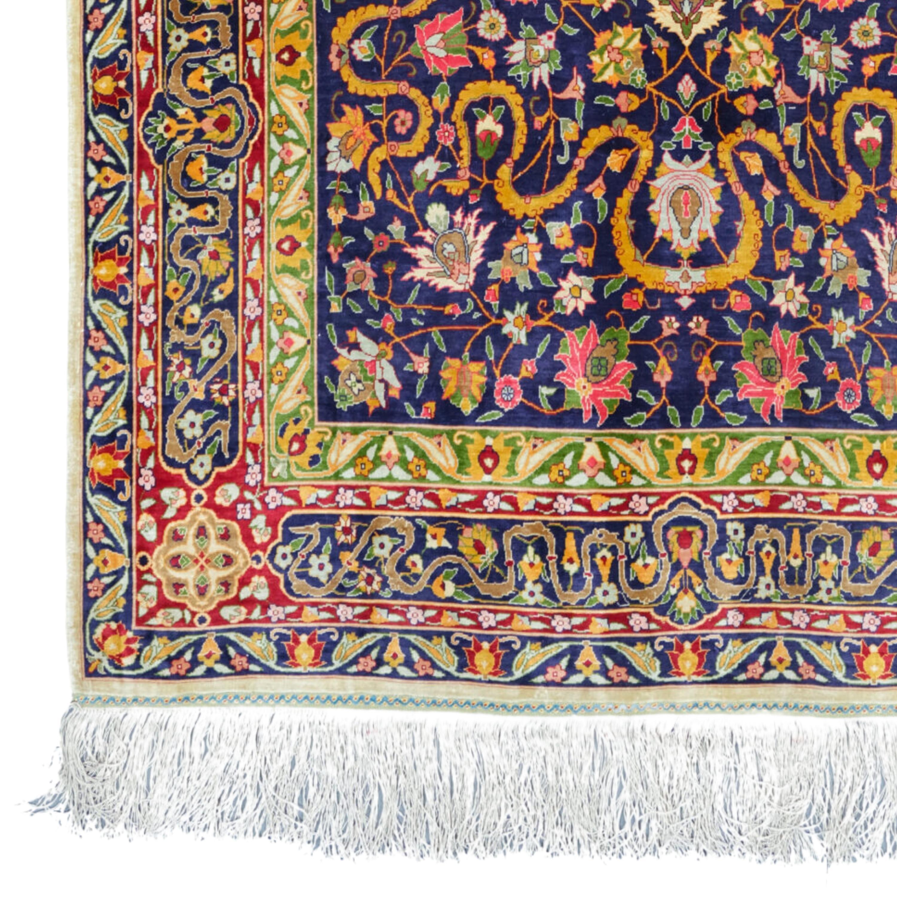 Antiker Hereke Seidenteppich - Türkischer Hereke Seidenteppich Ende 20. Jahrhundert 100x165 cm (39,3 x 64,9 In)

Hereke-Teppich, Bodenbelag, der in den kaiserlichen Werkstätten in Hereke, etwa 64 km östlich von Istanbul, im späten 19.