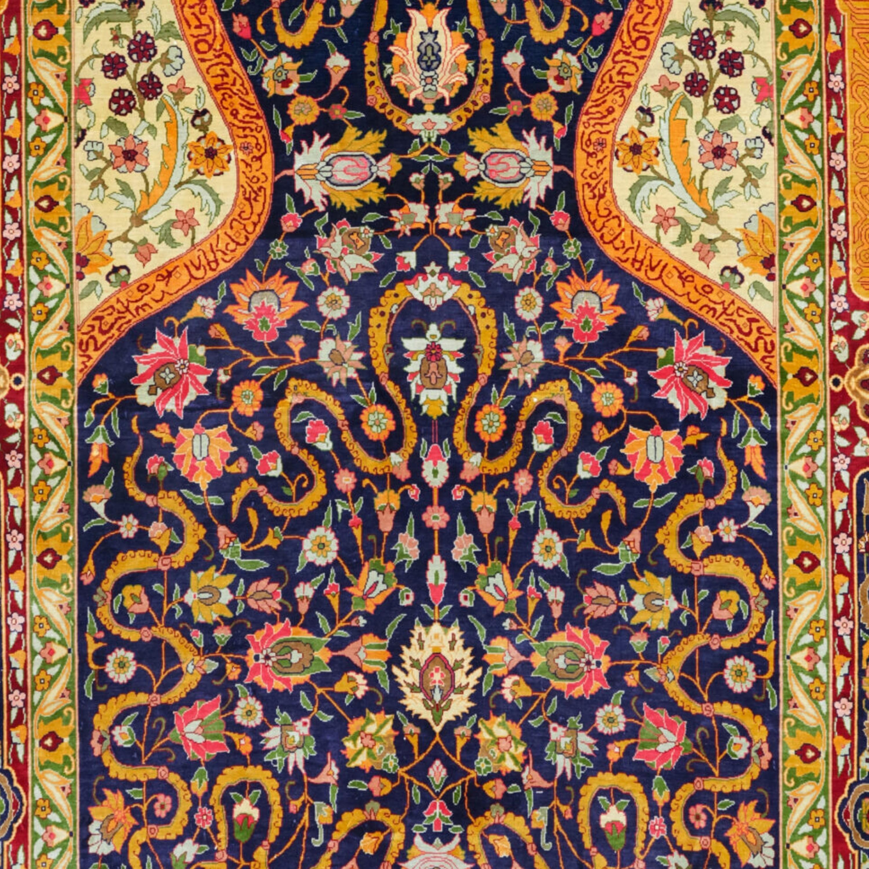 Antique Hereke Silk Rug - Turkish Silk Hereke Carpet Late 20th Century In Good Condition For Sale In Sultanahmet, 34