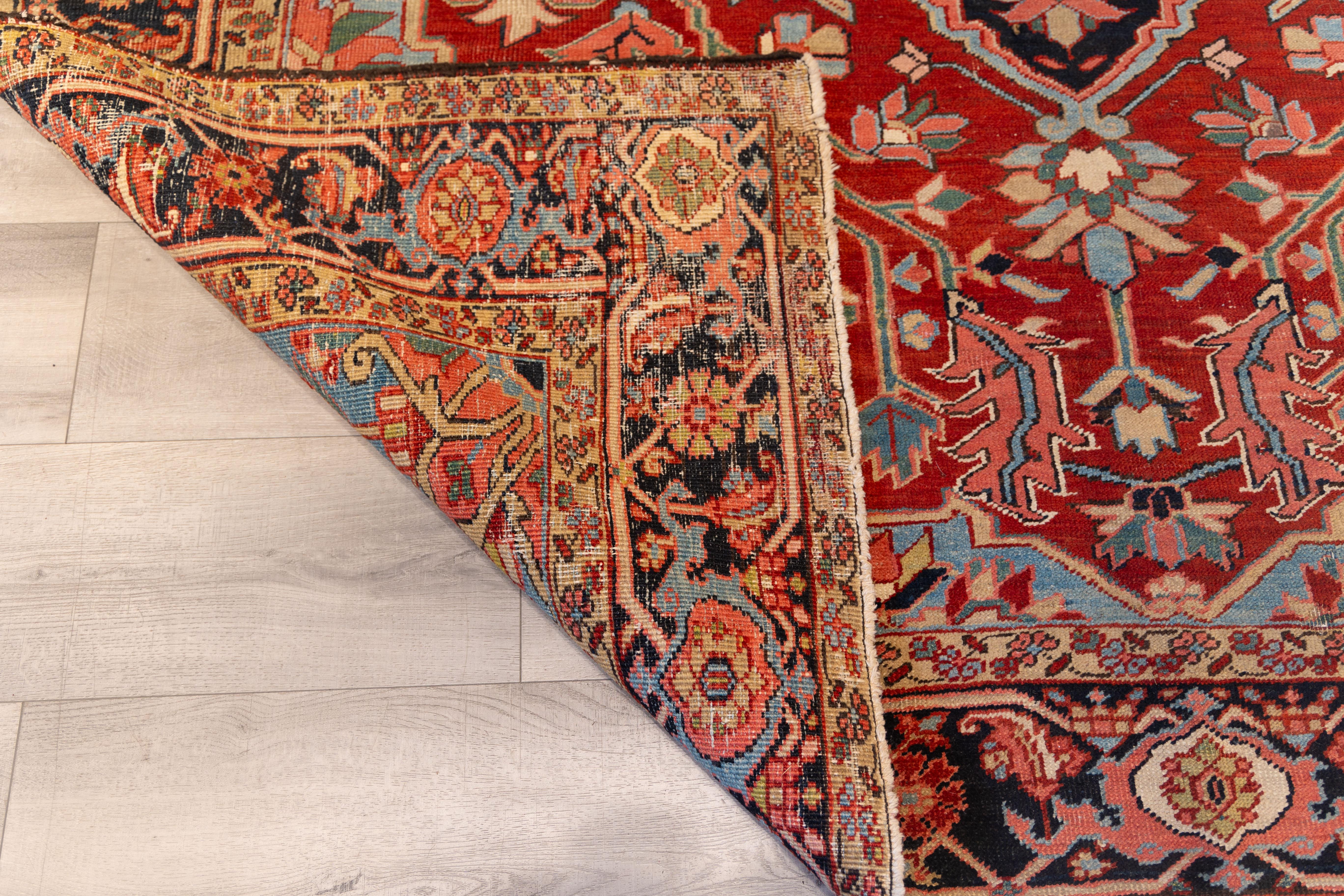 Antique Heriz 20th cent. In Excellent Condition For Sale In Harrington Park, NJ