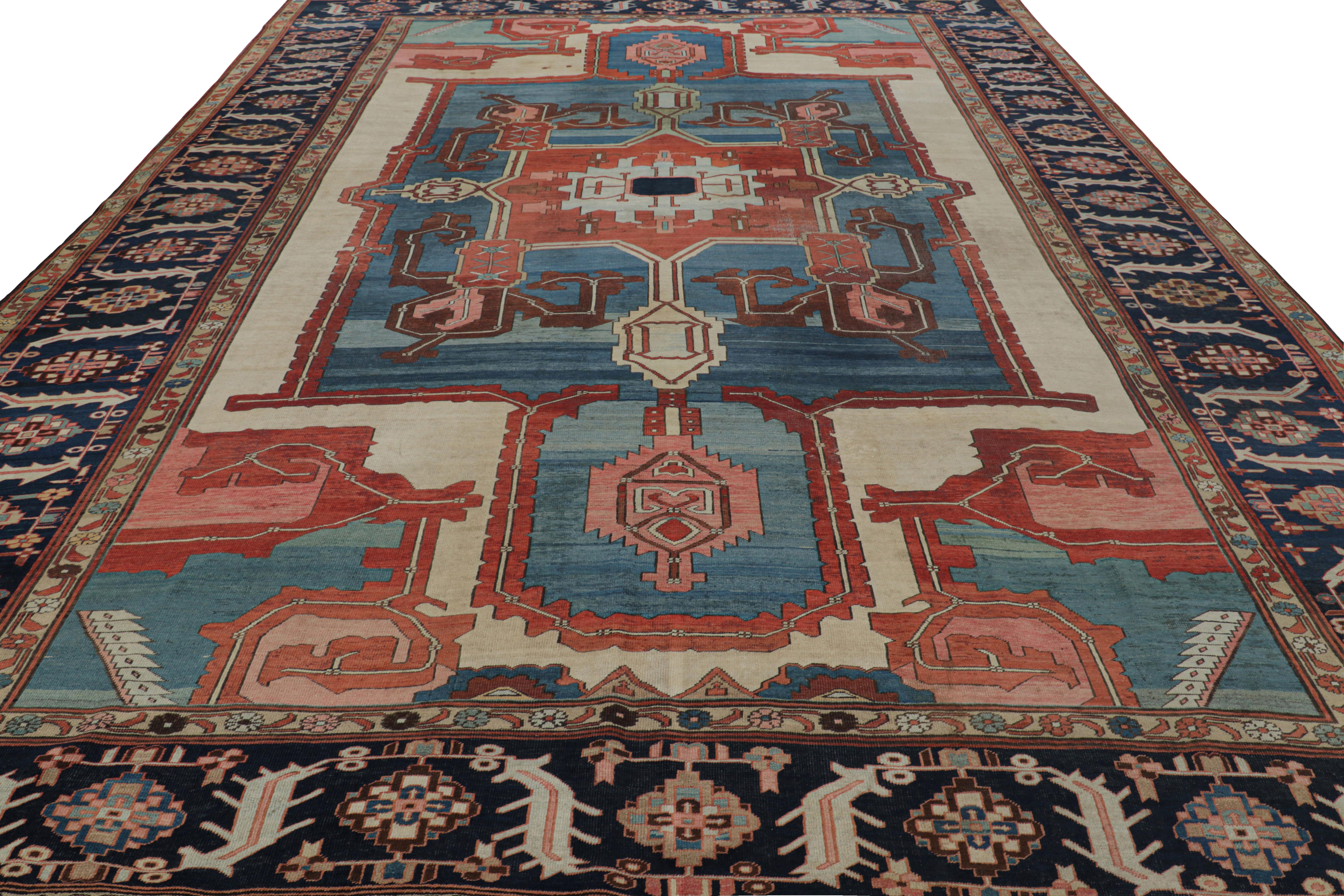 Antique Heriz Bakshaish Persian Rug with Geometric Medallion - Rug & Kilim In Good Condition For Sale In Long Island City, NY