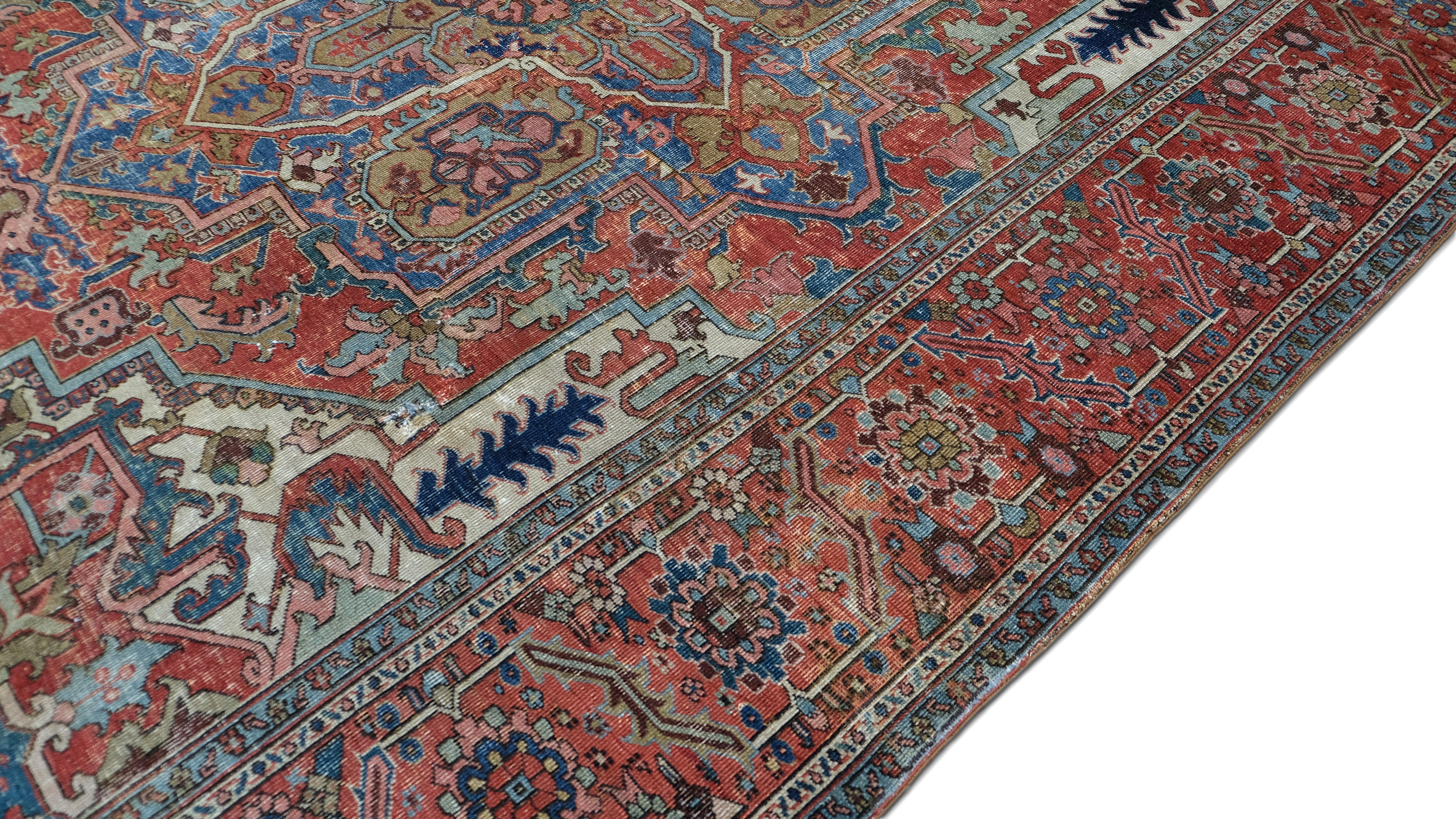 Dieser atemberaubende antike Heriz-Teppich ist ein wahres Meisterwerk traditioneller Handwerkskunst. Er zeigt ein kühnes zentrales Medaillon, das von komplizierten geometrischen Motiven und stilisierten floralen Elementen umgeben ist. Der aus
