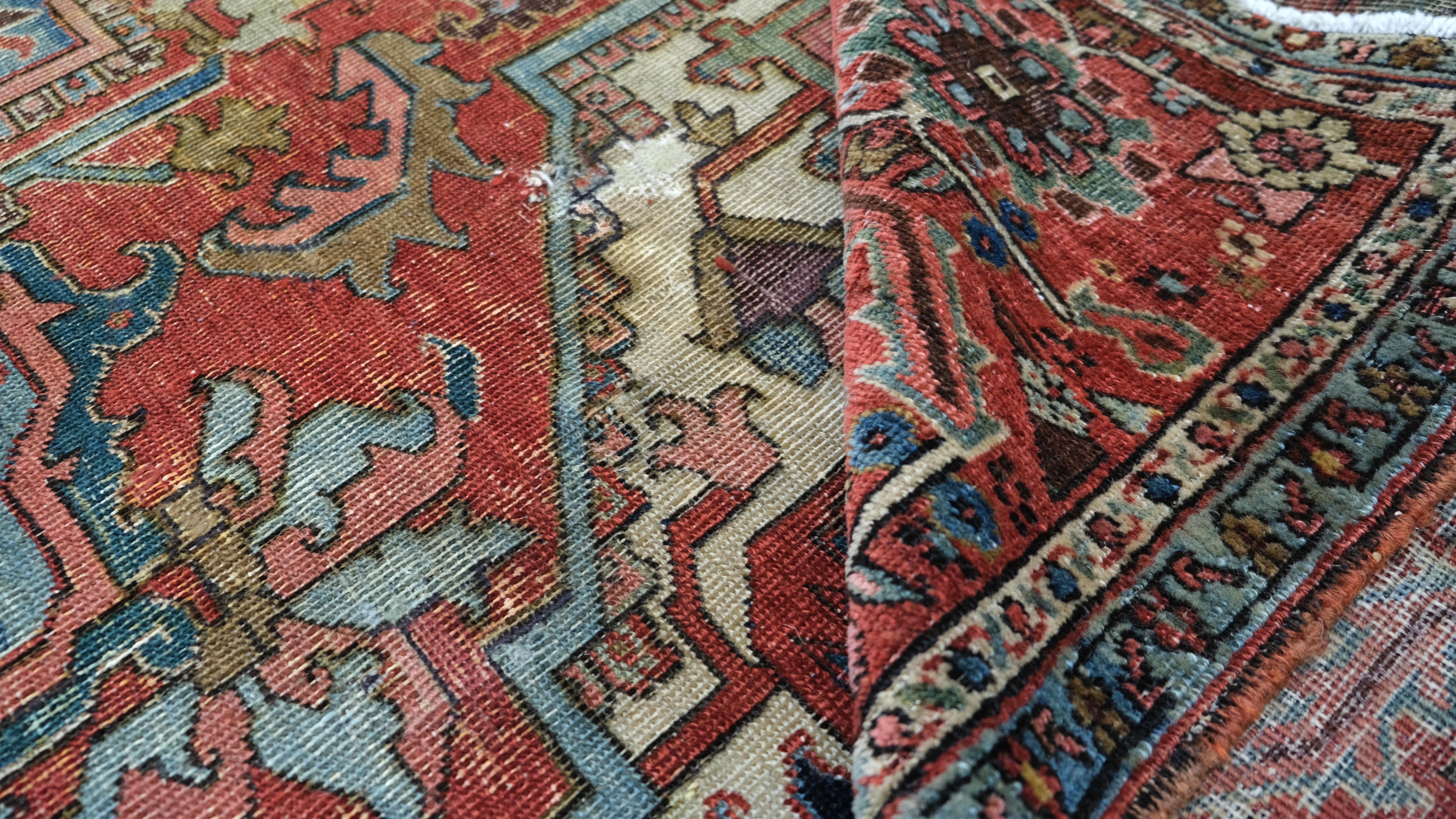 Antiker blauer und roter Heriz-Wollteppich 9'9''x12' (Handgeknüpft) im Angebot