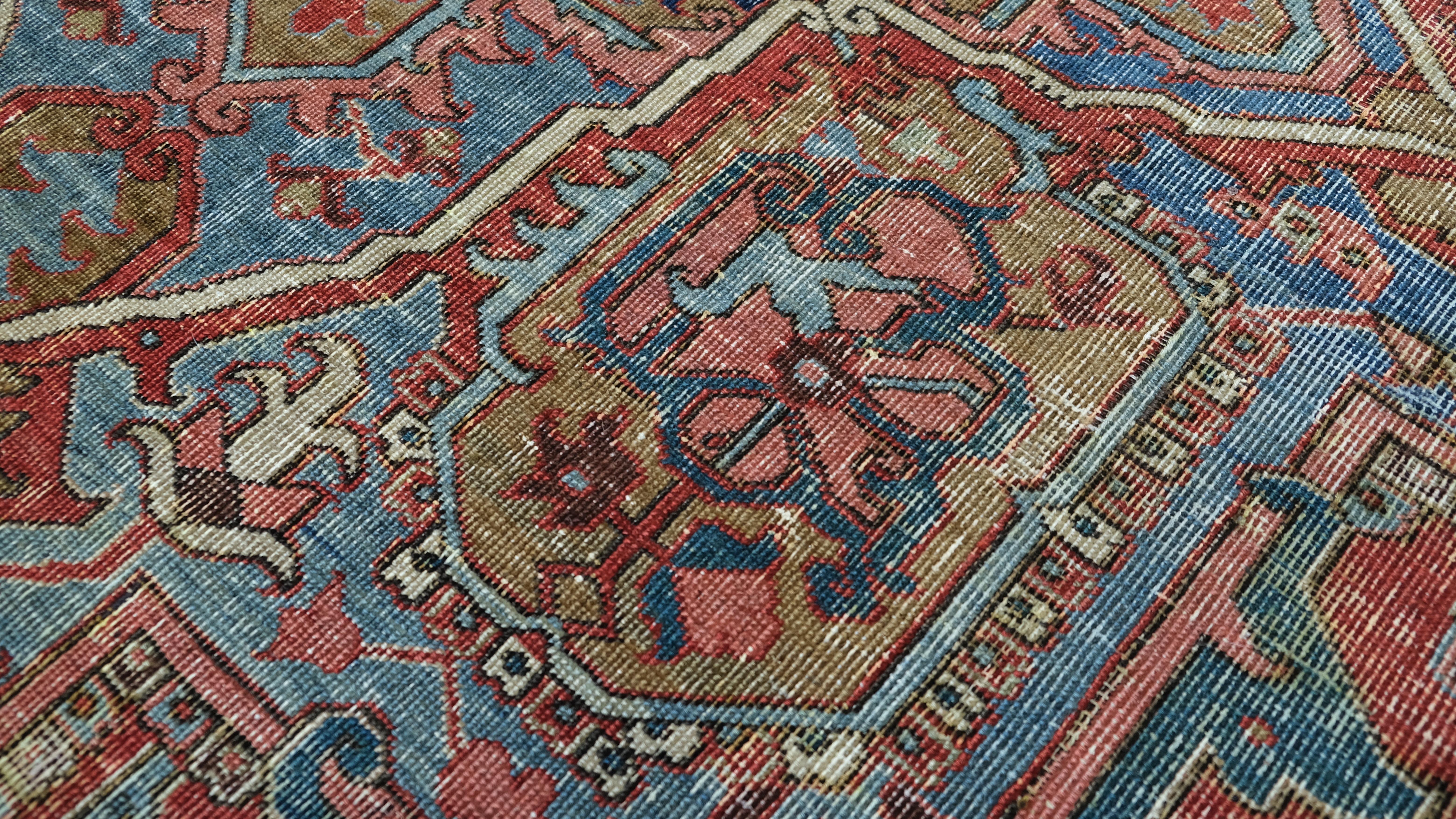 Antiker blauer und roter Heriz-Wollteppich 9'9''x12' (20. Jahrhundert) im Angebot