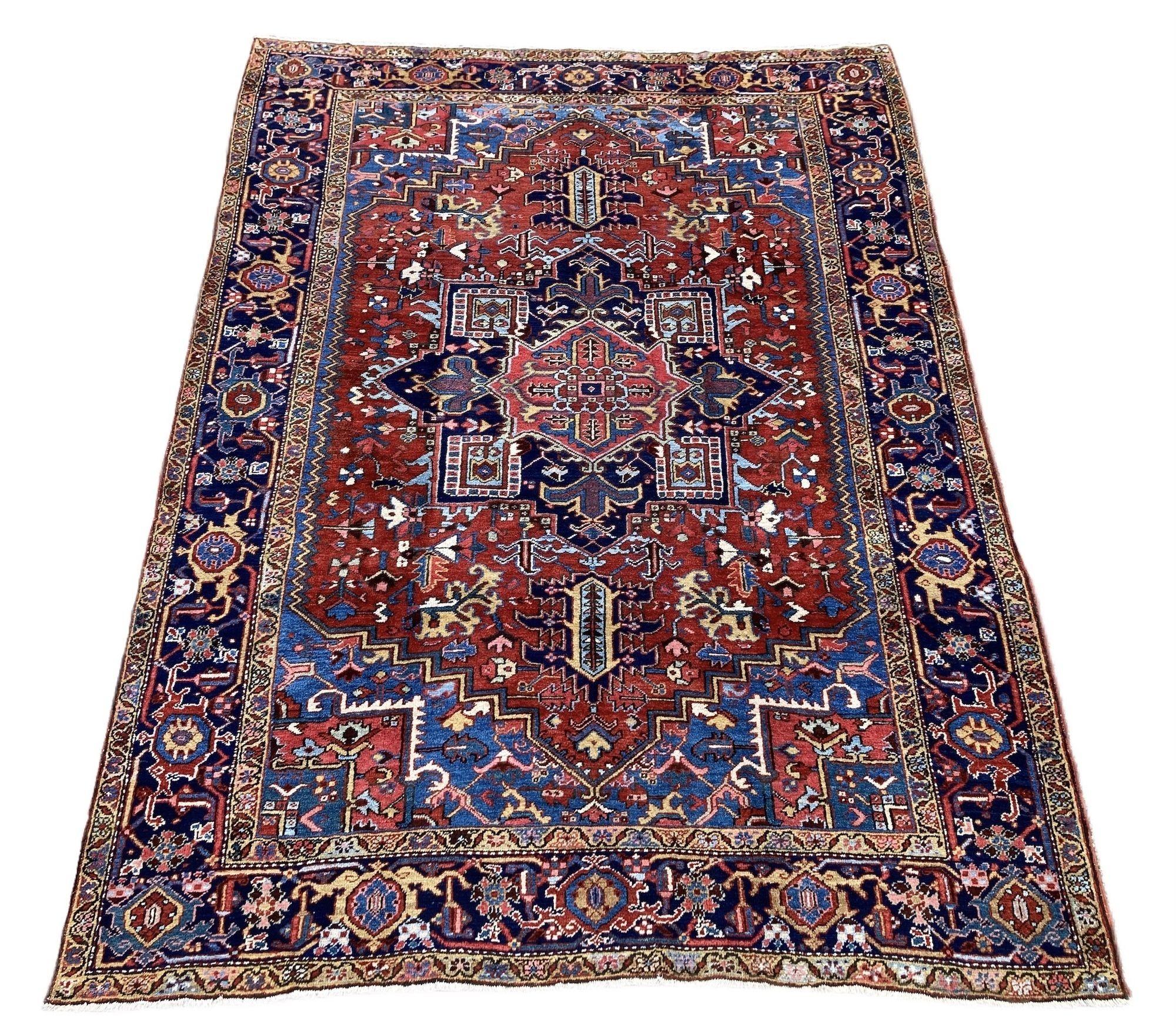 Ein schöner antiker Heriz-Teppich, handgeknüpft um 1900. Das Design zeigt ein großes, einzelnes Medaillon auf einem ziegelroten Feld und einem tiefen indigoblauen Rand. Ein sehr dekorativer Teppich mit tollen Sekundärfarben.
Größe: 2,95m x 2,23m
