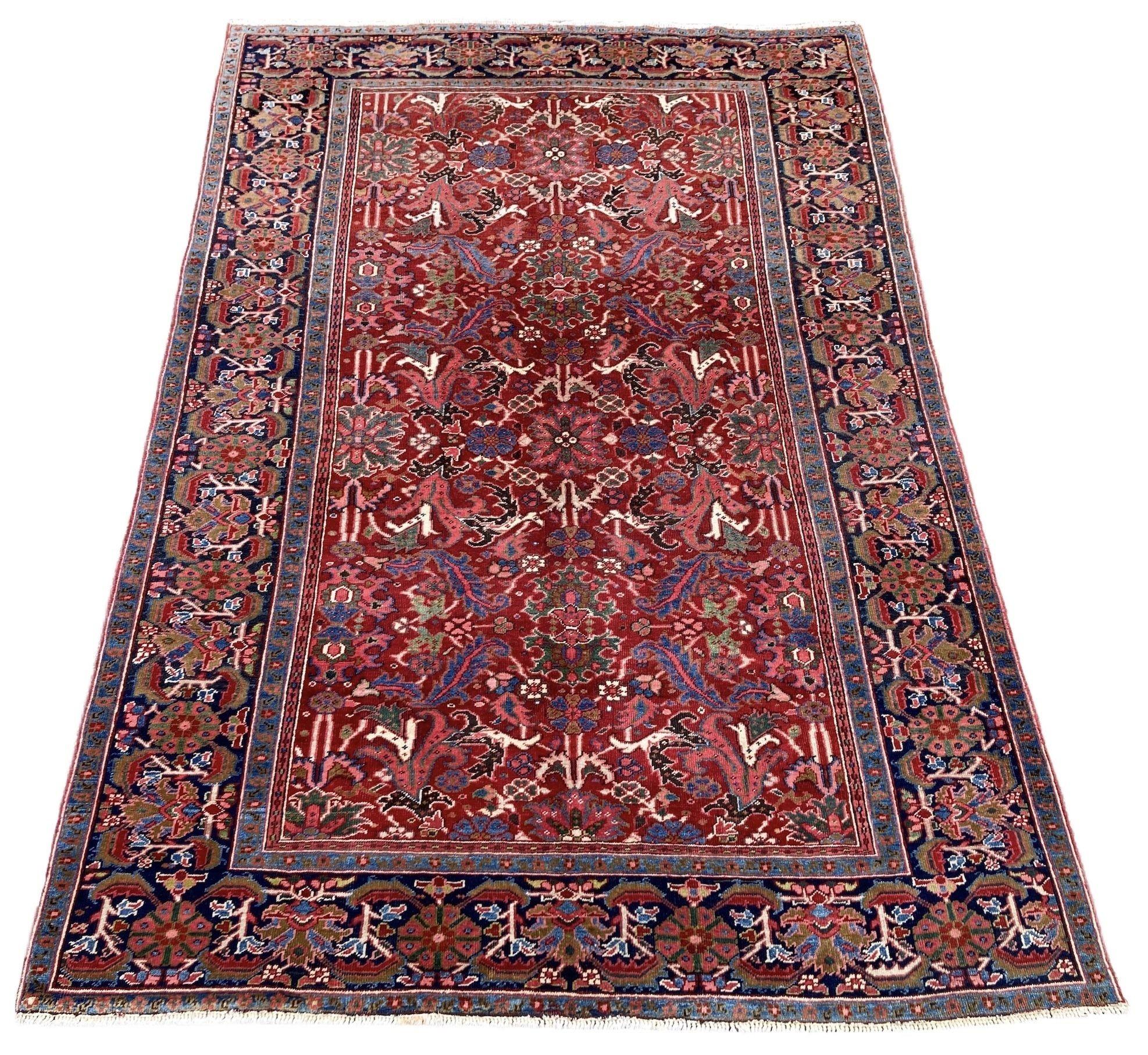 Ein schöner antiker Heriz-Teppich, handgewebt um 1920 mit einem attraktiven Allover-Muster aus Blumen und Sträuchern auf einem ziegelroten Feld und einer tiefen indigoblauen Bordüre. Ein sehr dekorativer Teppich mit tollen Sekundärfarben.
Größe: