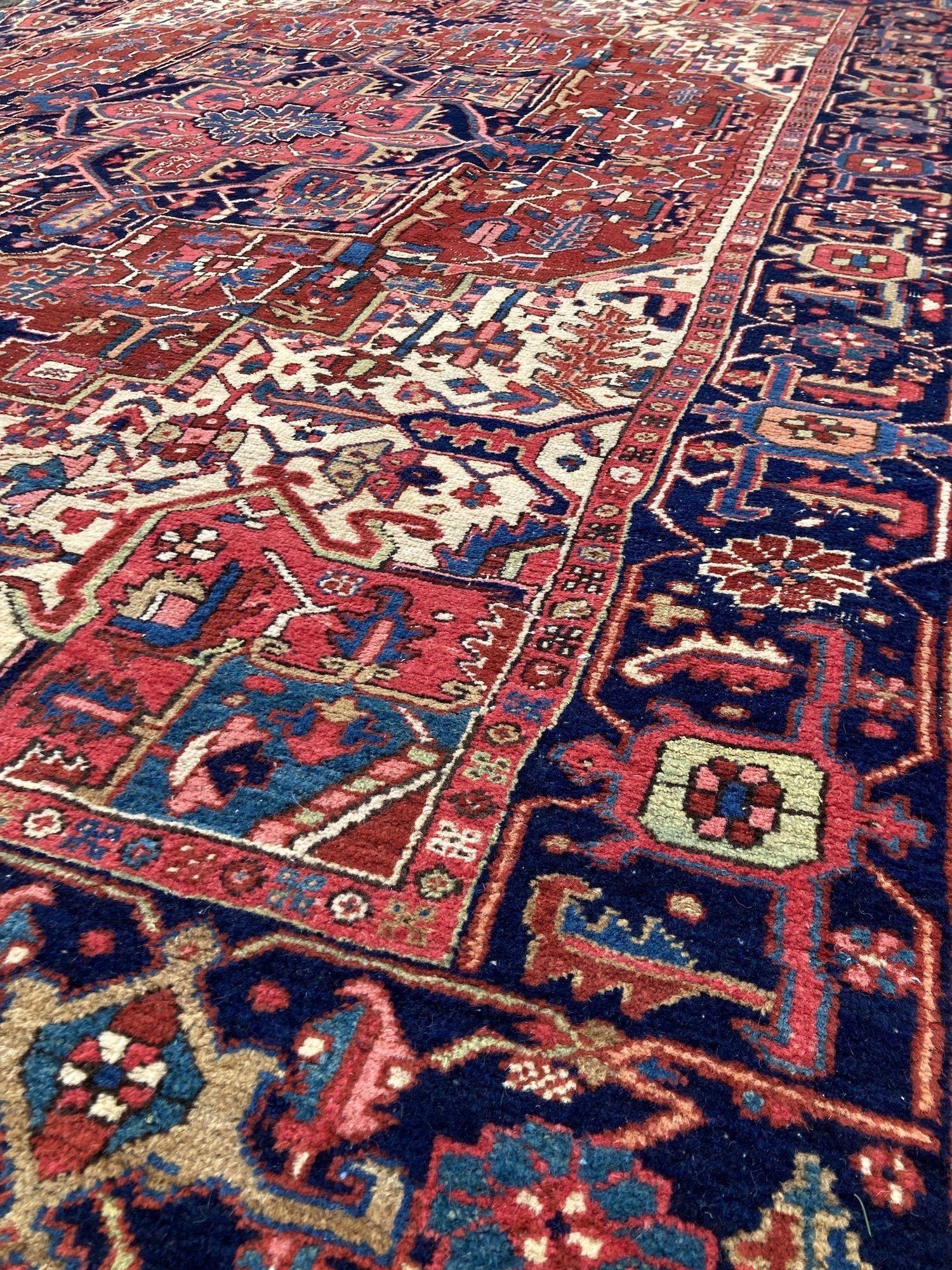 Antique Heriz Carpet 3.36m x 2.37m in vendita 1