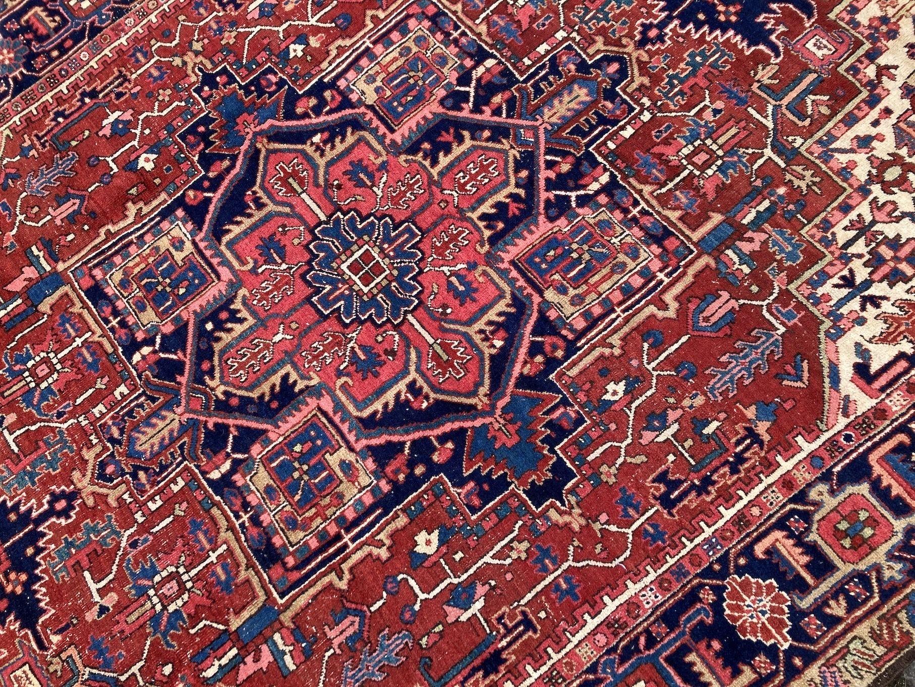 Antique Heriz Carpet 3.36m x 2.37m in vendita 3