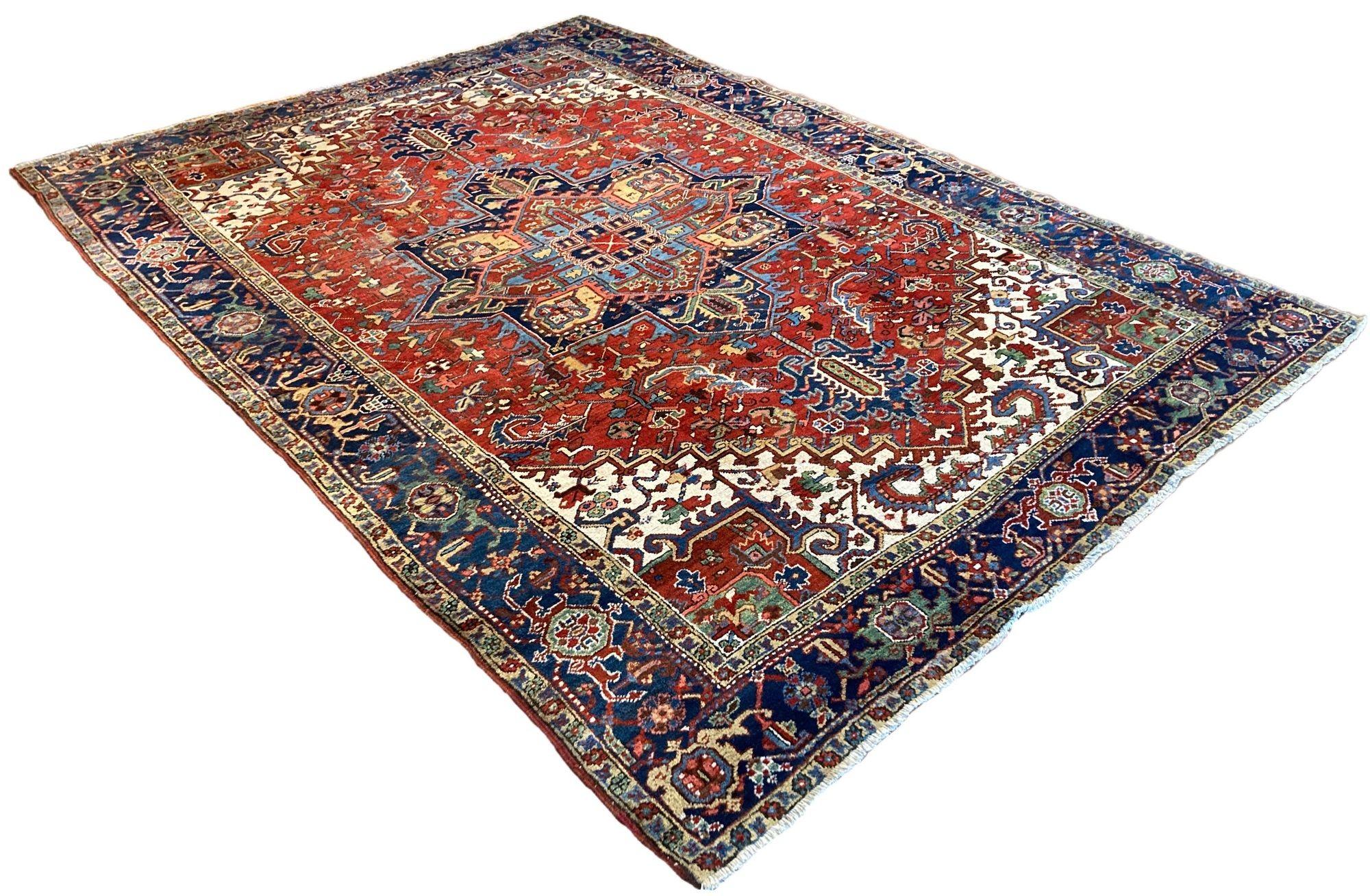 Antique Heriz Carpet 3.37m x 2.42m In Good Condition For Sale In St. Albans, GB
