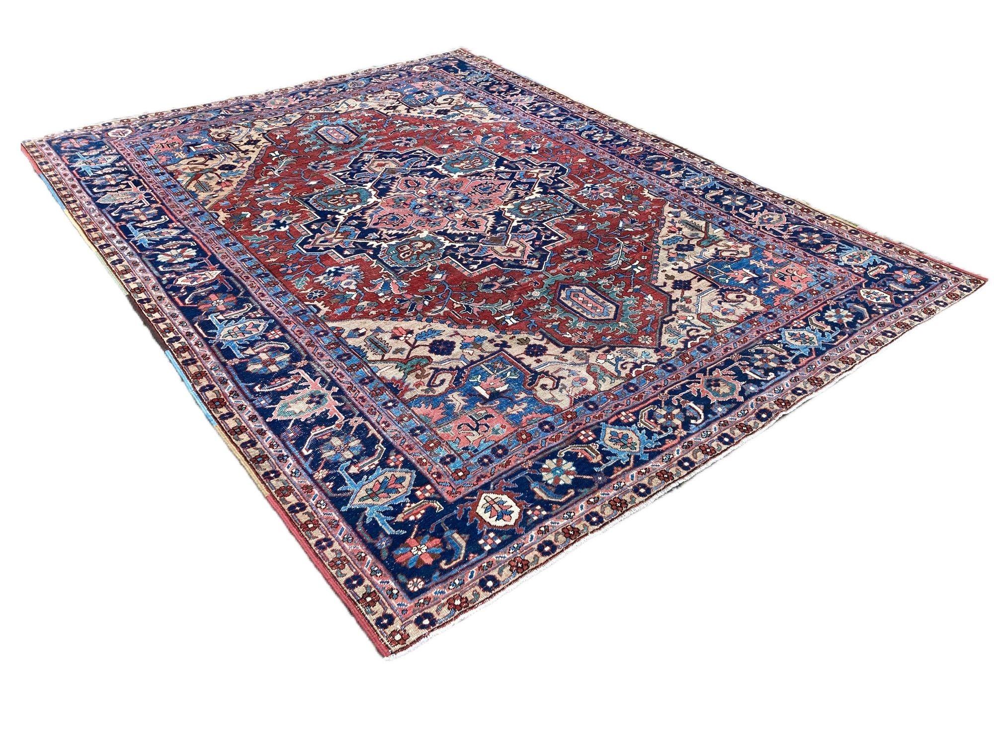 Antique Heriz Carpet 3.43m x 2.56m In Good Condition For Sale In St. Albans, GB
