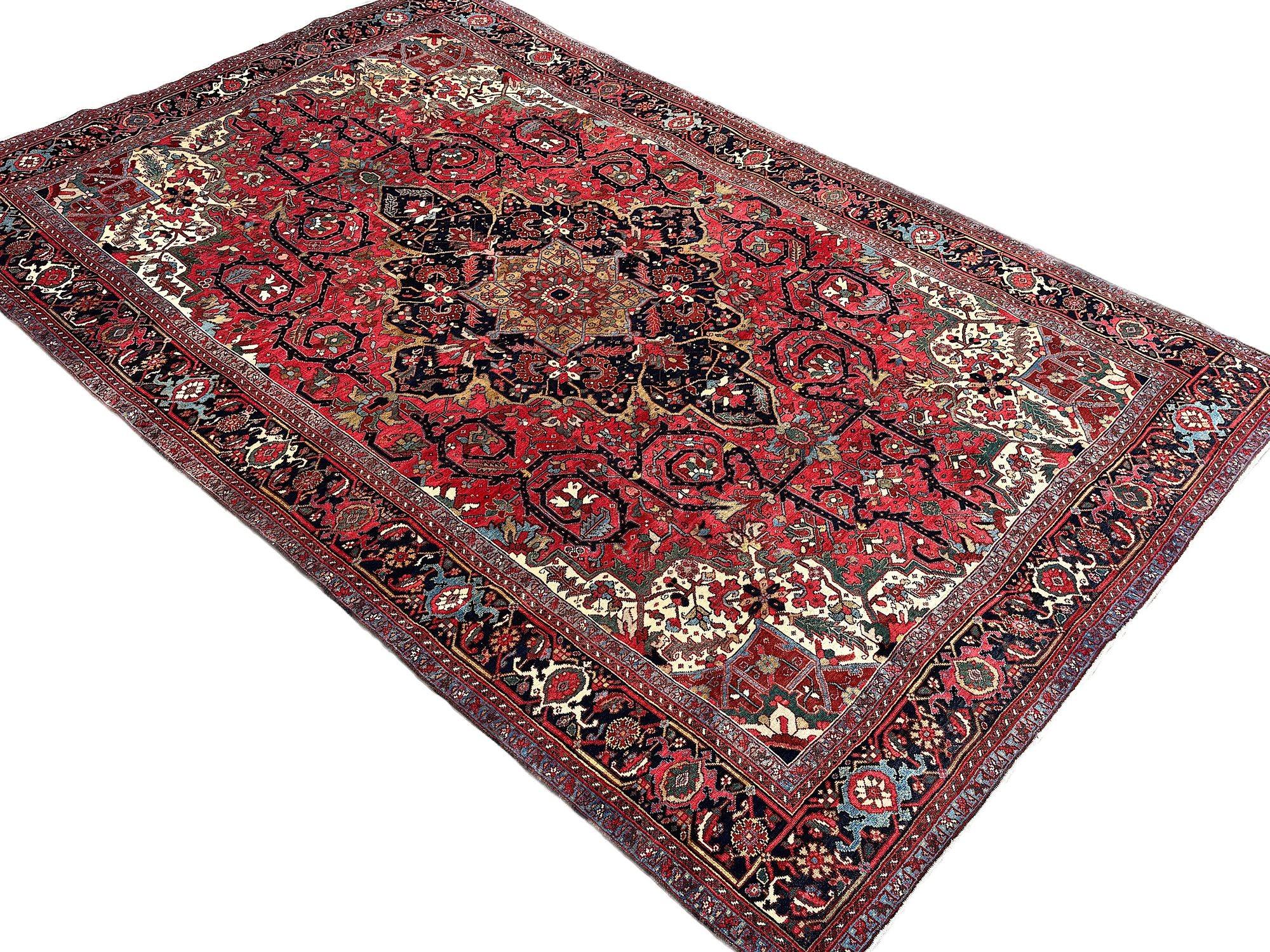Antique Heriz Carpet 3.68m x 2.65m In Good Condition For Sale In St. Albans, GB