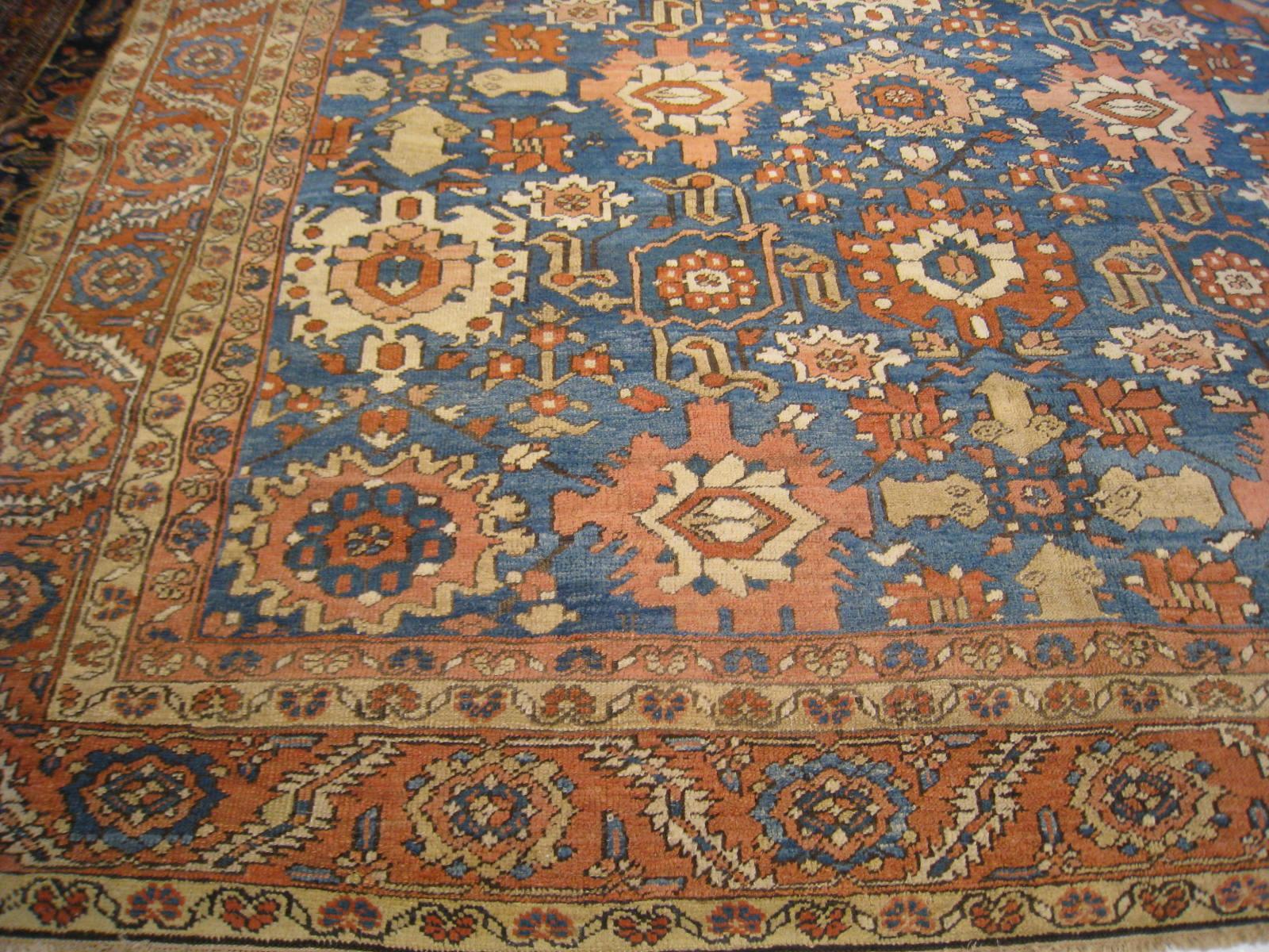 Heriz ist eine Stadt im Nordwesten Persiens (Iran), in der seit dem 19. Jahrhundert Teppiche hergestellt werden. Sie befindet sich auf dem Berg Sabalan, einer wichtigen Kupferquelle, deren Gipfel 15.784 Fuß hoch ist. Die Wolle, die für diese