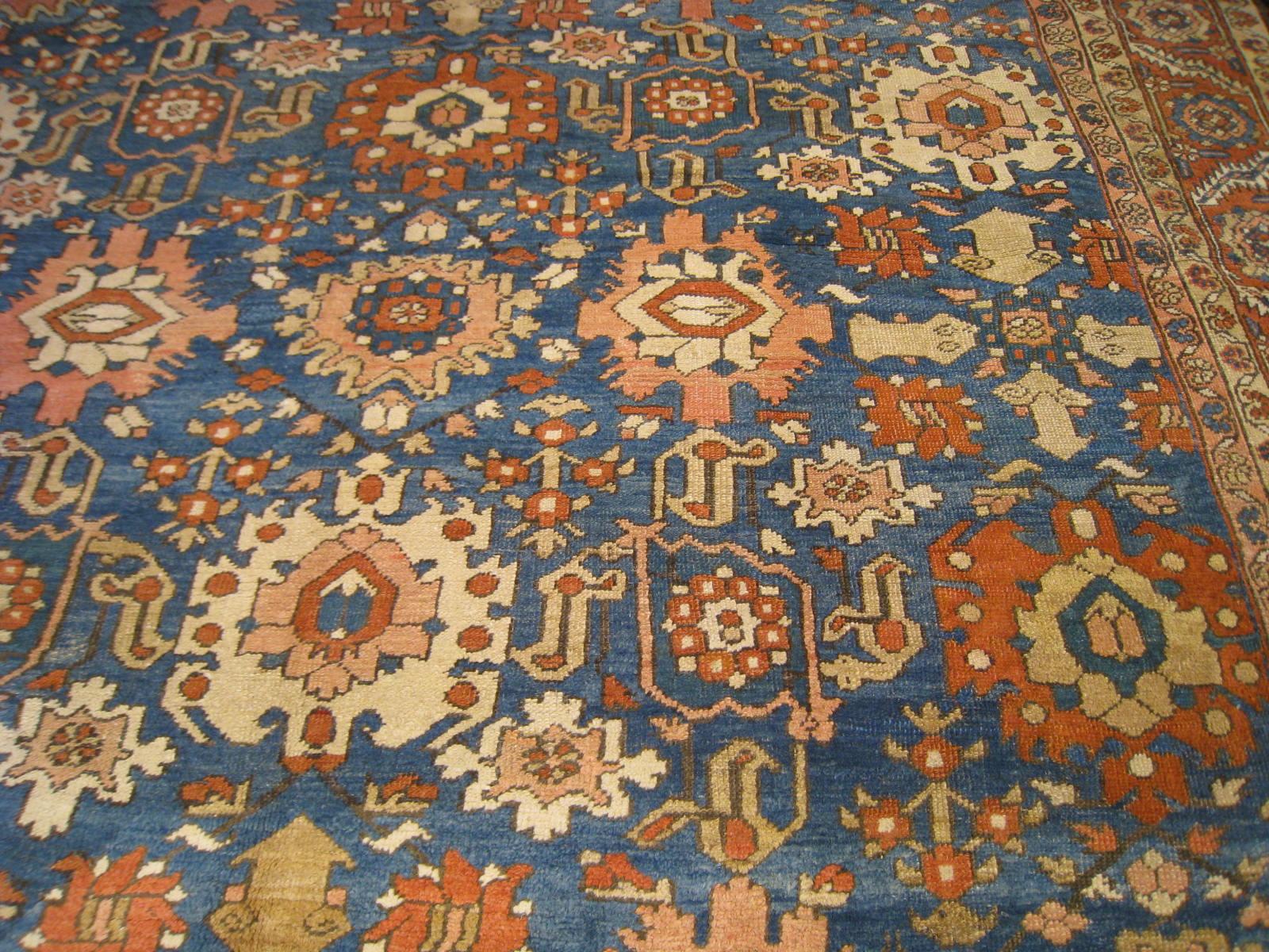 Antique Heriz Carpet In Excellent Condition For Sale In Closter, NJ