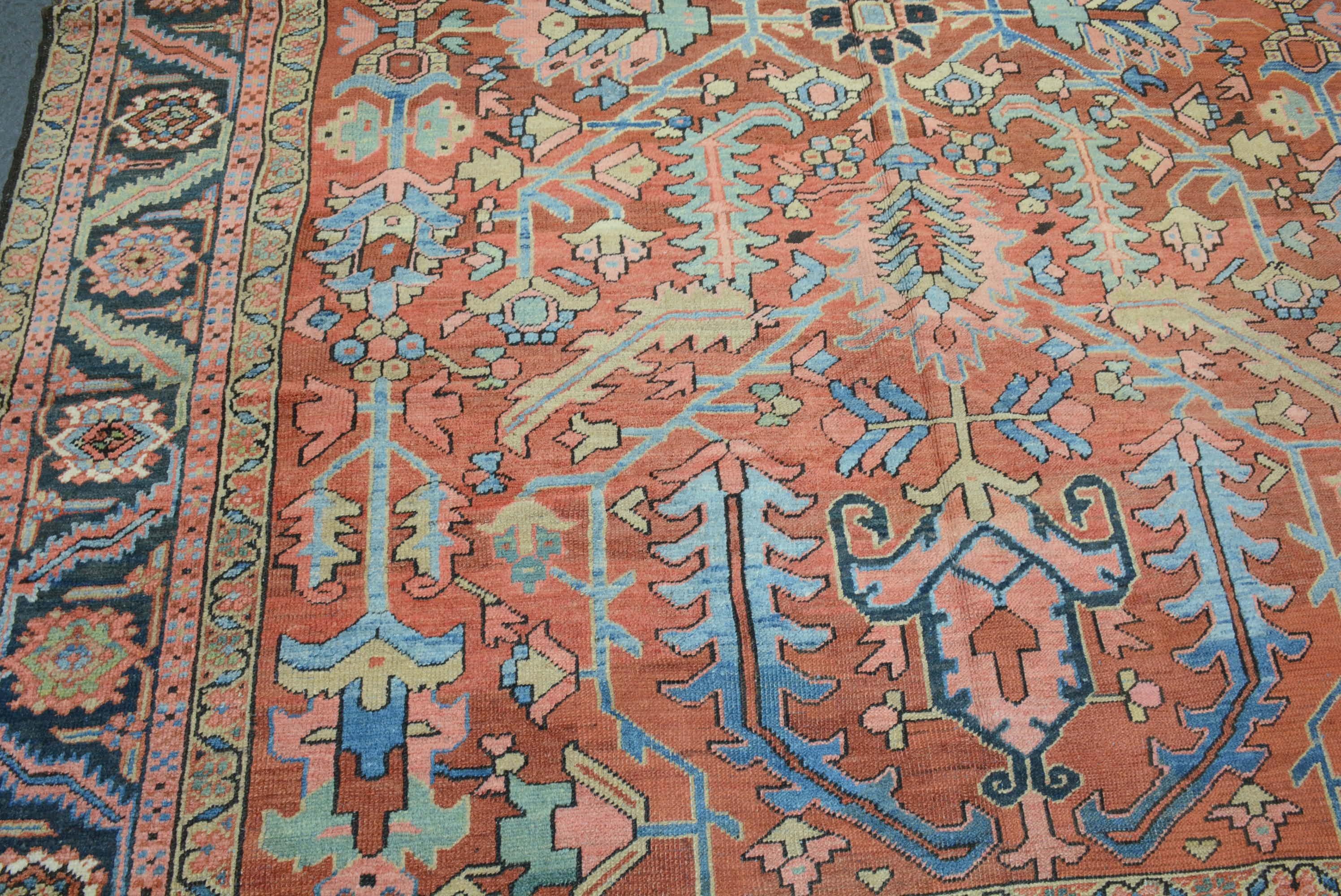 Antiker Heriz-Teppich im Zustand „Gut“ im Angebot in Closter, NJ