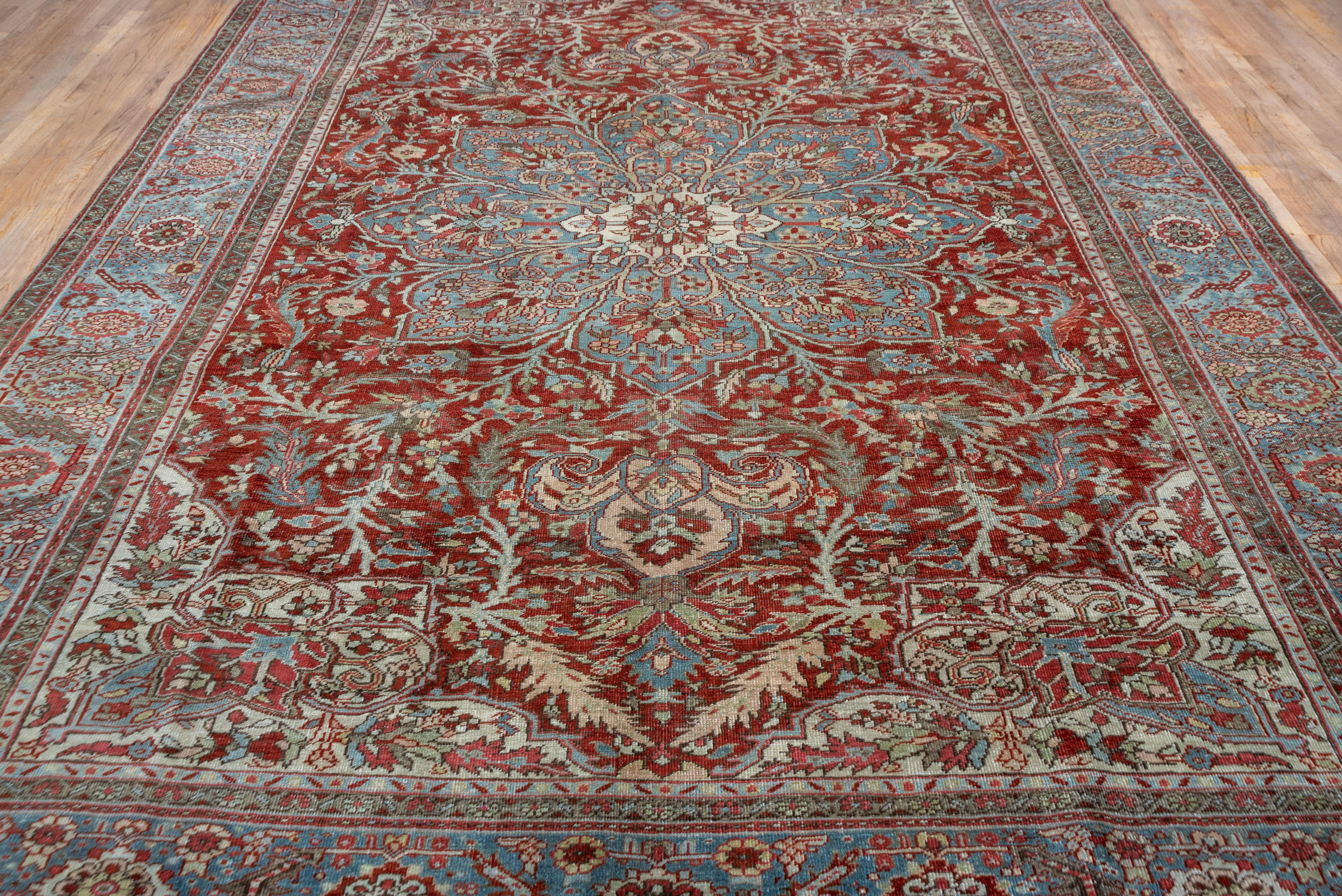 Antiker Heriz-Teppich, rotes Feld, hellblaues Medaillon, hellblaue Bordüren (Heriz Serapi) im Angebot