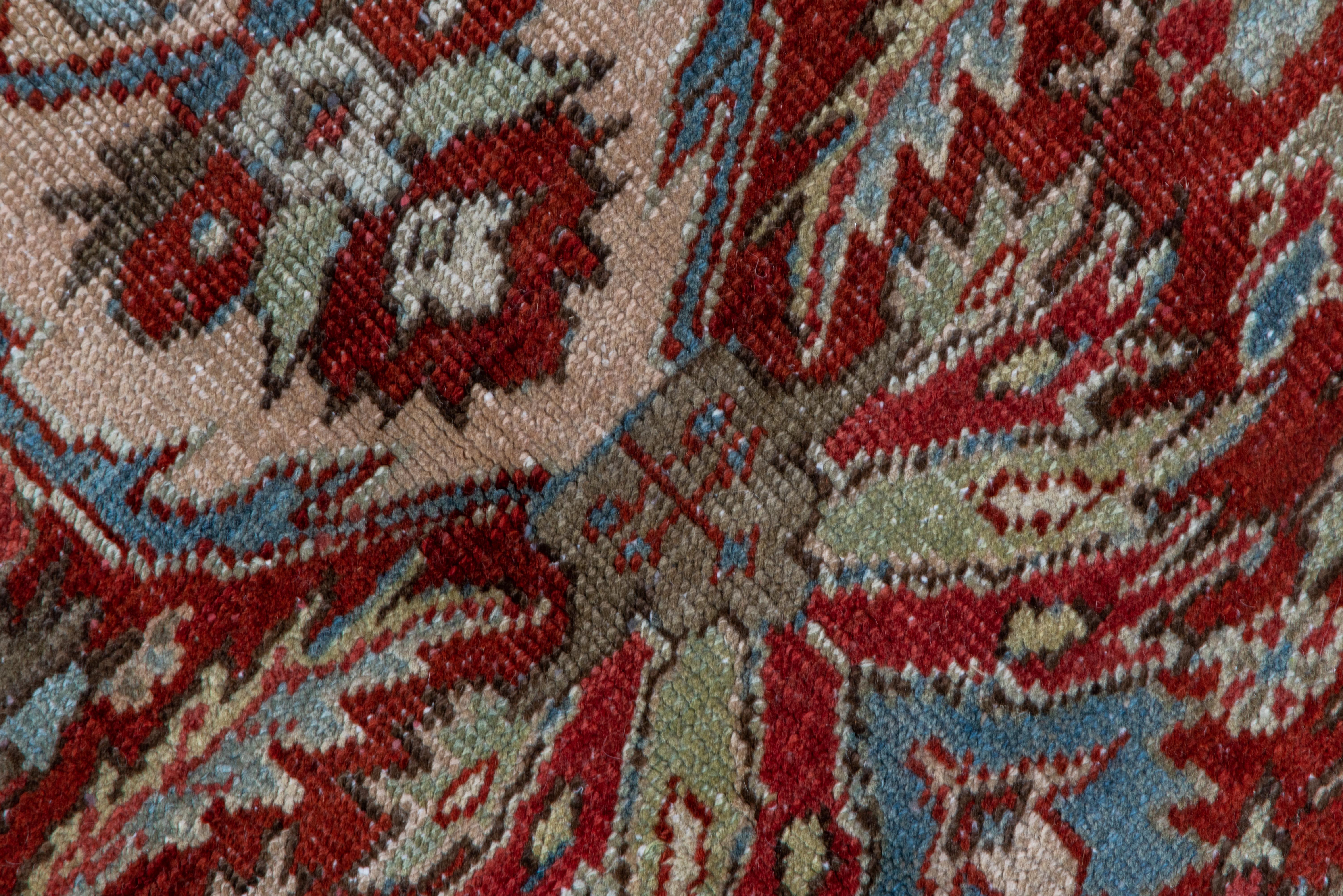 Noué à la main Tapis Heriz ancien, terrain rouge, médaillon bleu clair, bordures bleu clair en vente