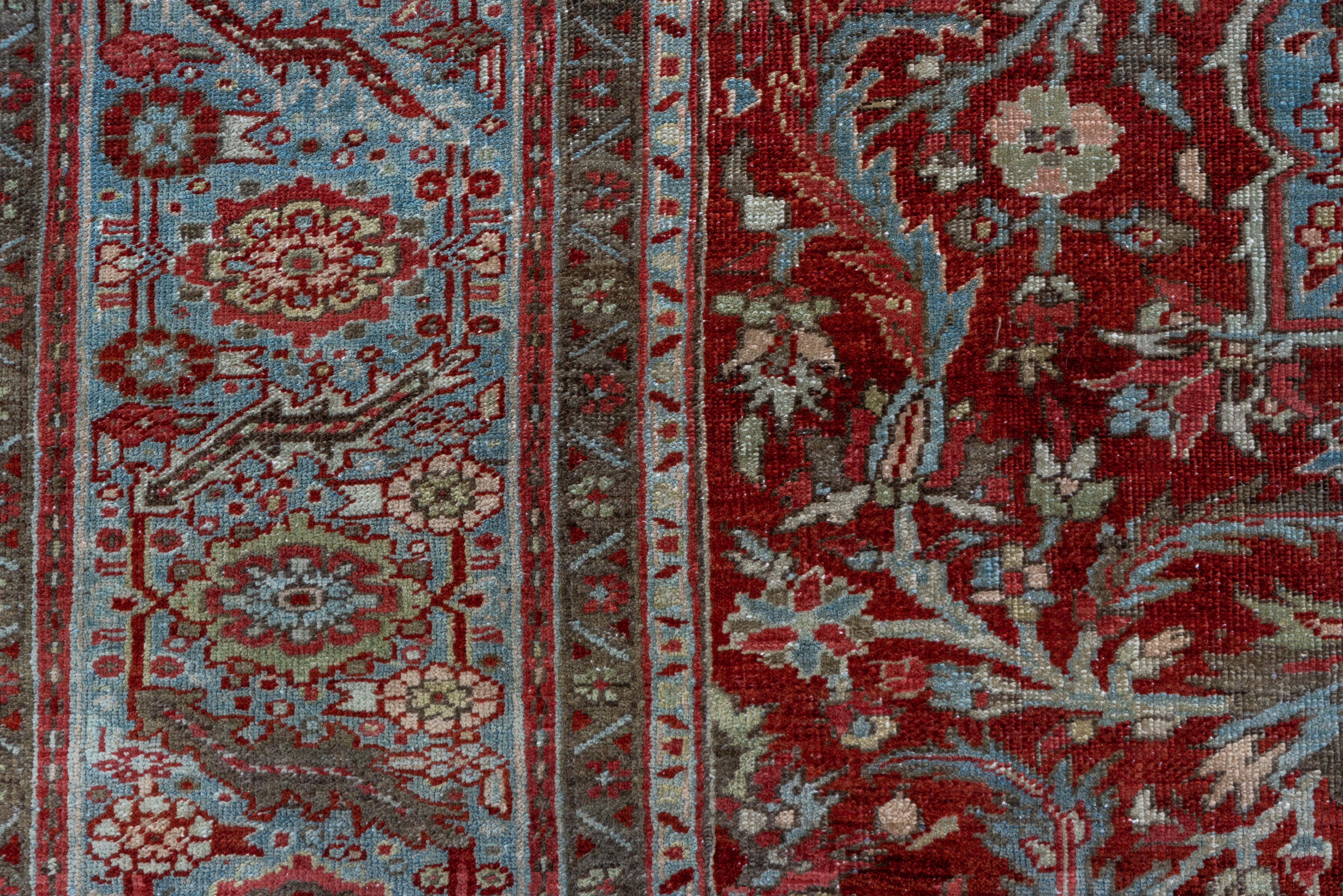 Antiker Heriz-Teppich, rotes Feld, hellblaues Medaillon, hellblaue Bordüren im Zustand „Gut“ im Angebot in New York, NY