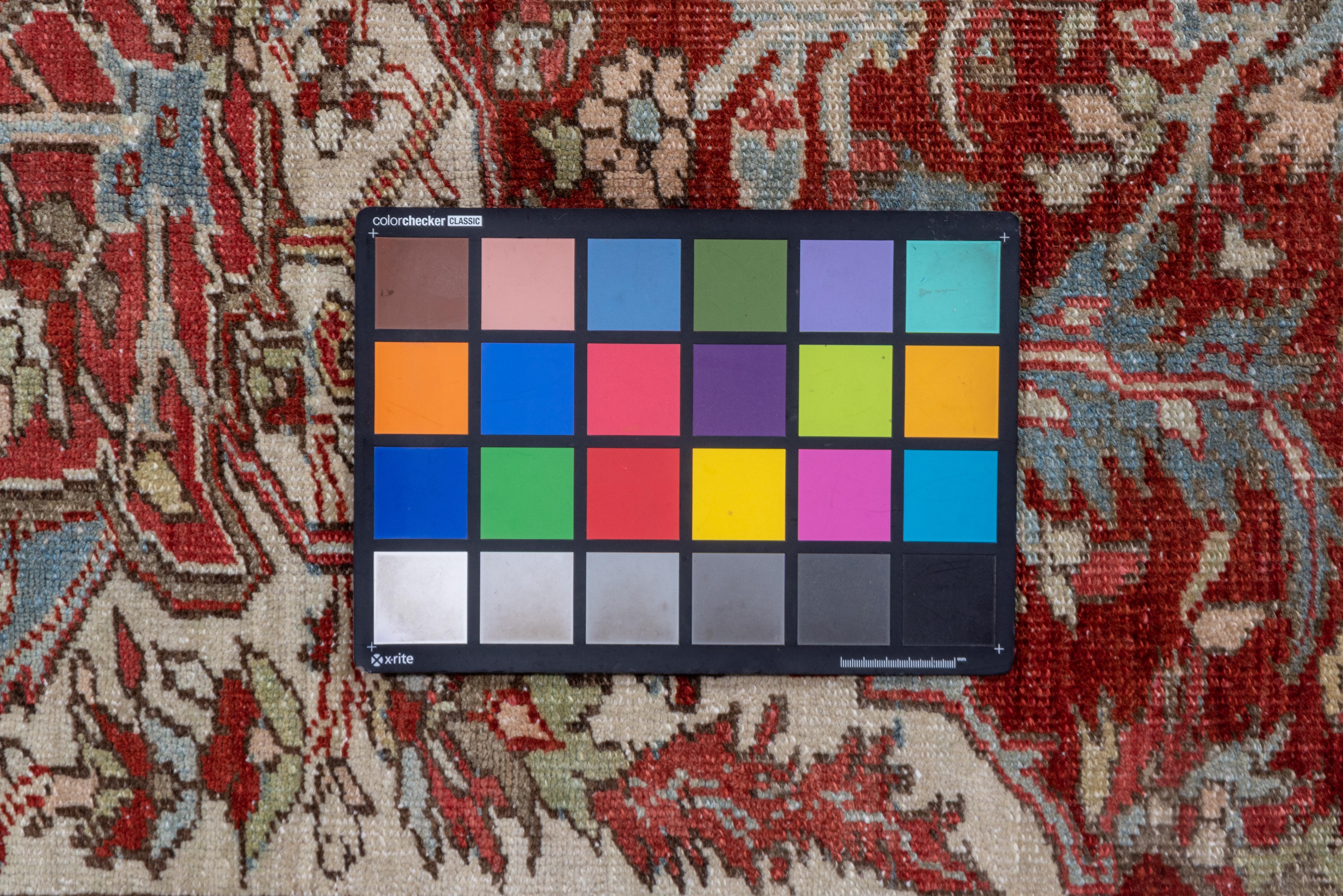 Laine Tapis Heriz ancien, terrain rouge, médaillon bleu clair, bordures bleu clair en vente