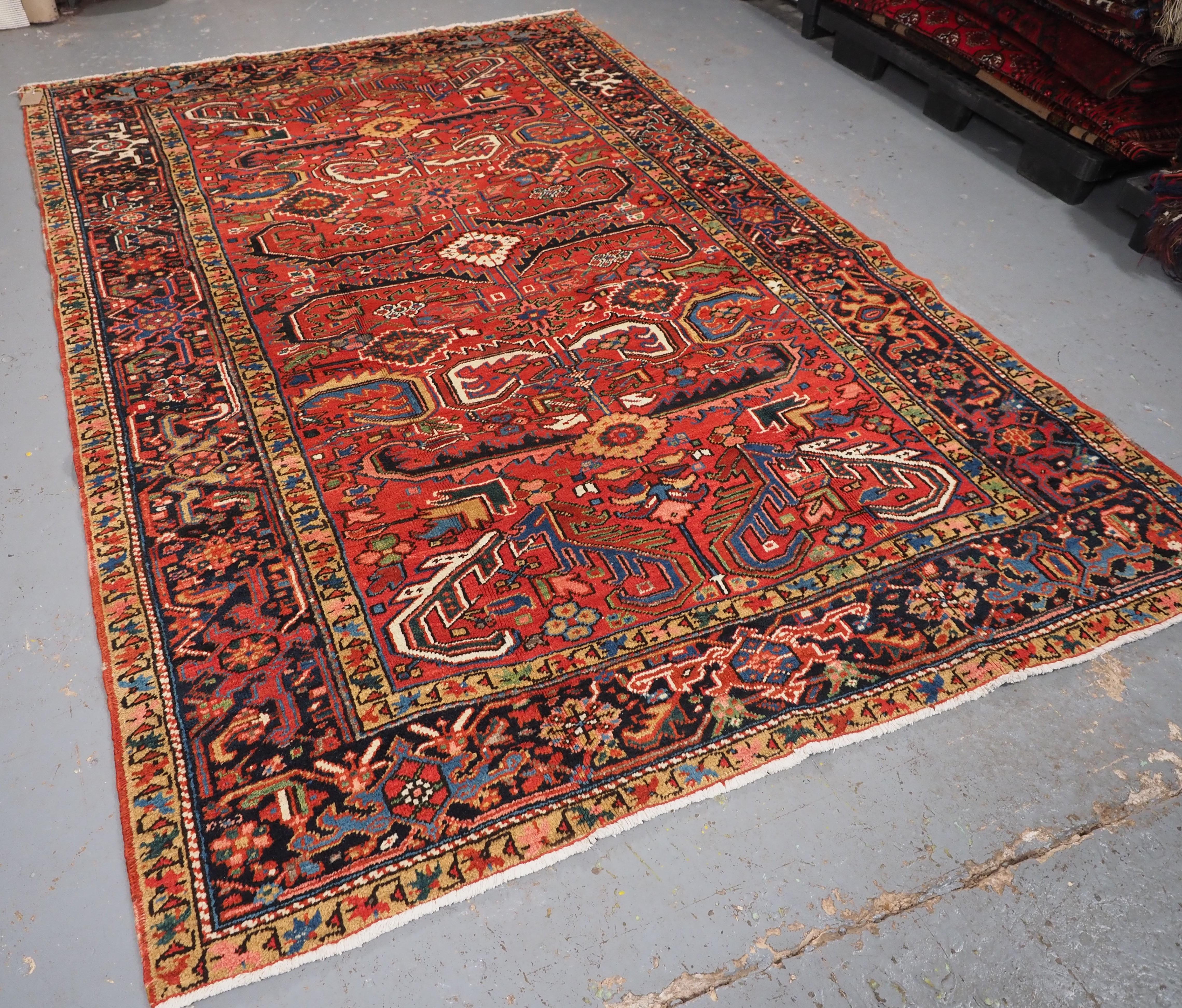 Antique Heriz carpet with a traditional all over design, circa 1910. In Good Condition For Sale In Moreton-In-Marsh, GB