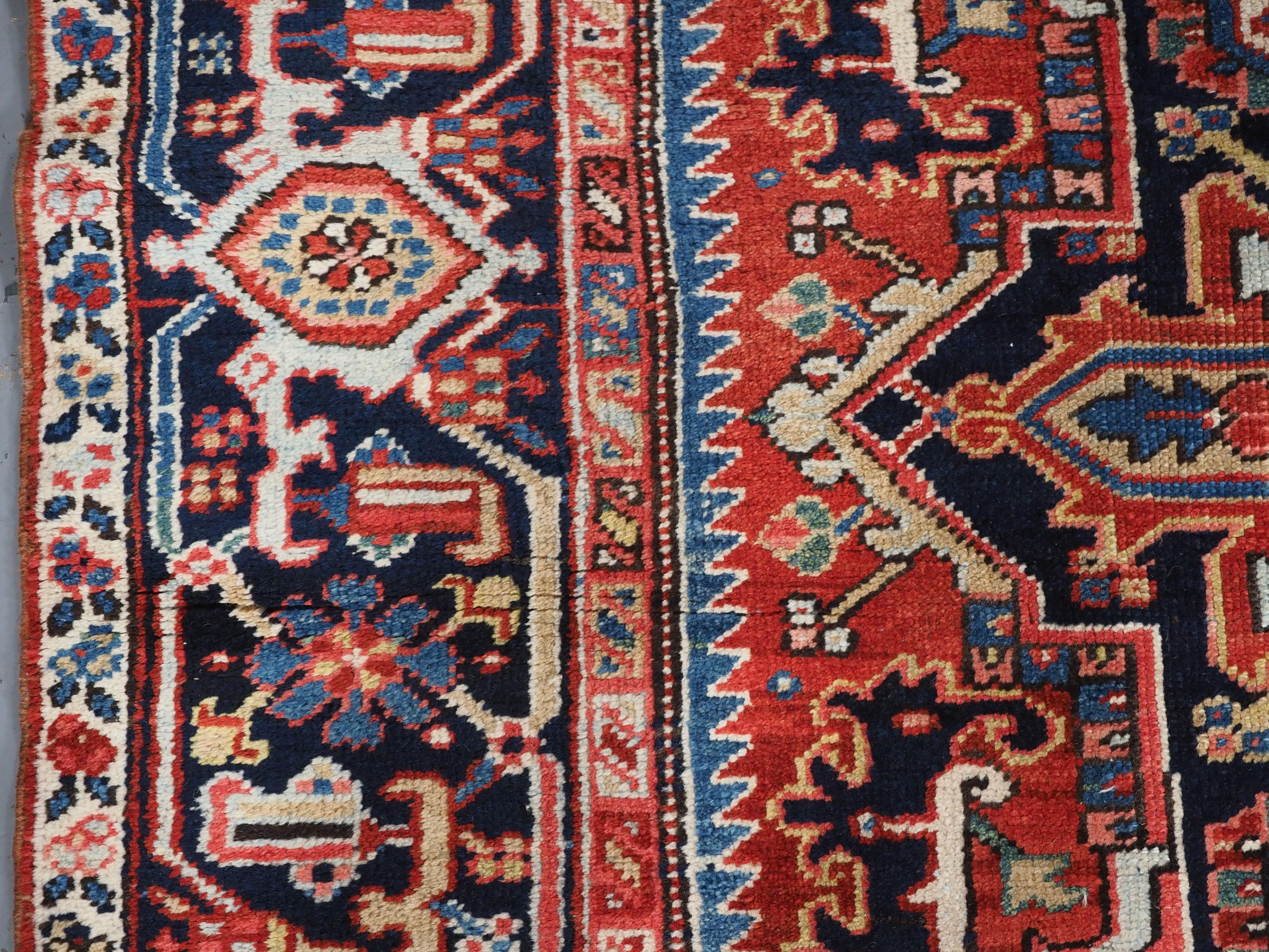 Tapis ancien d'Heriz avec un grand médaillon très bien dessiné, vers 1900. en vente 4