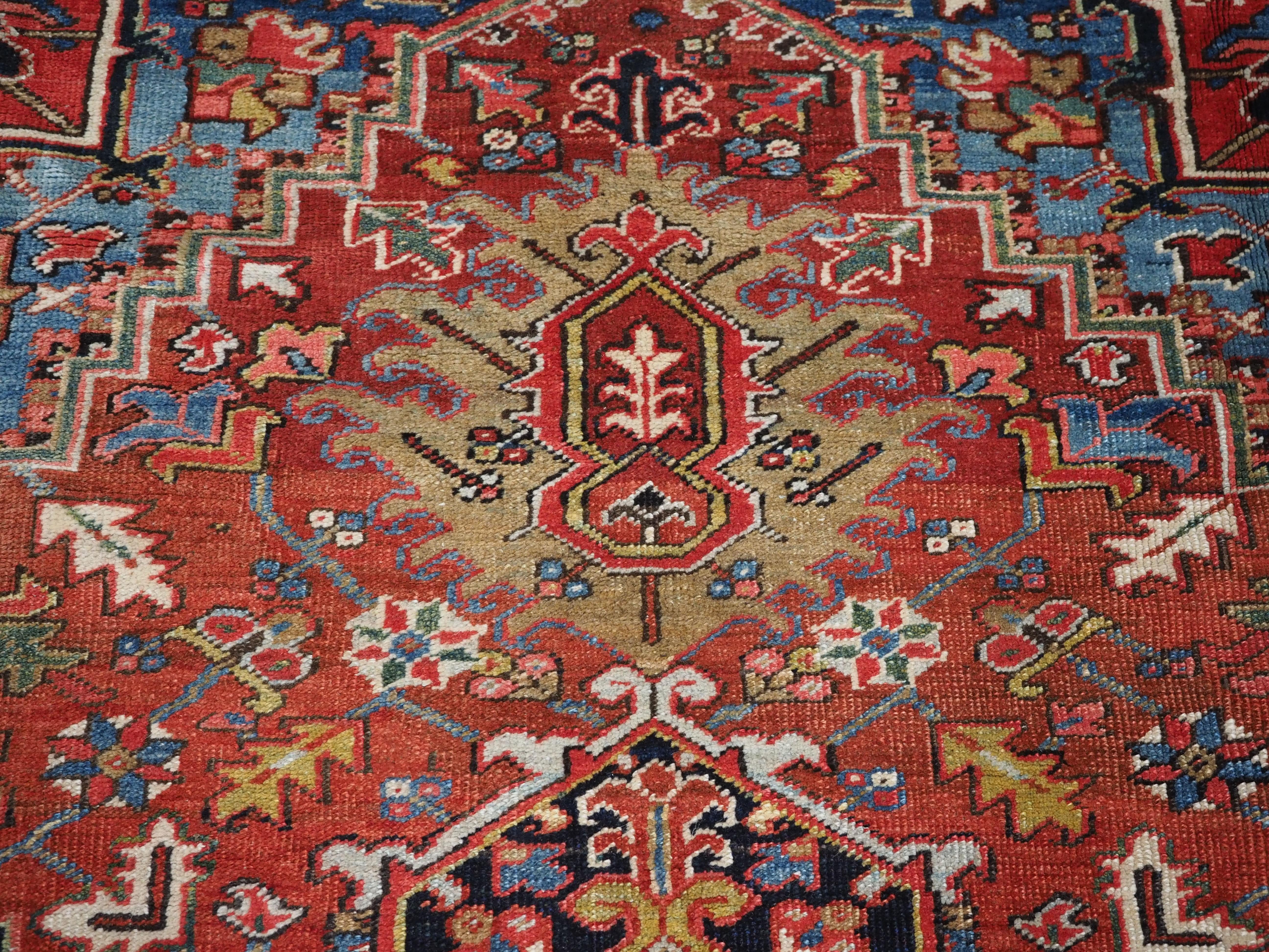 Antique Heriz carpet with a very well-drawn large medallion, circa 1900. For Sale 7