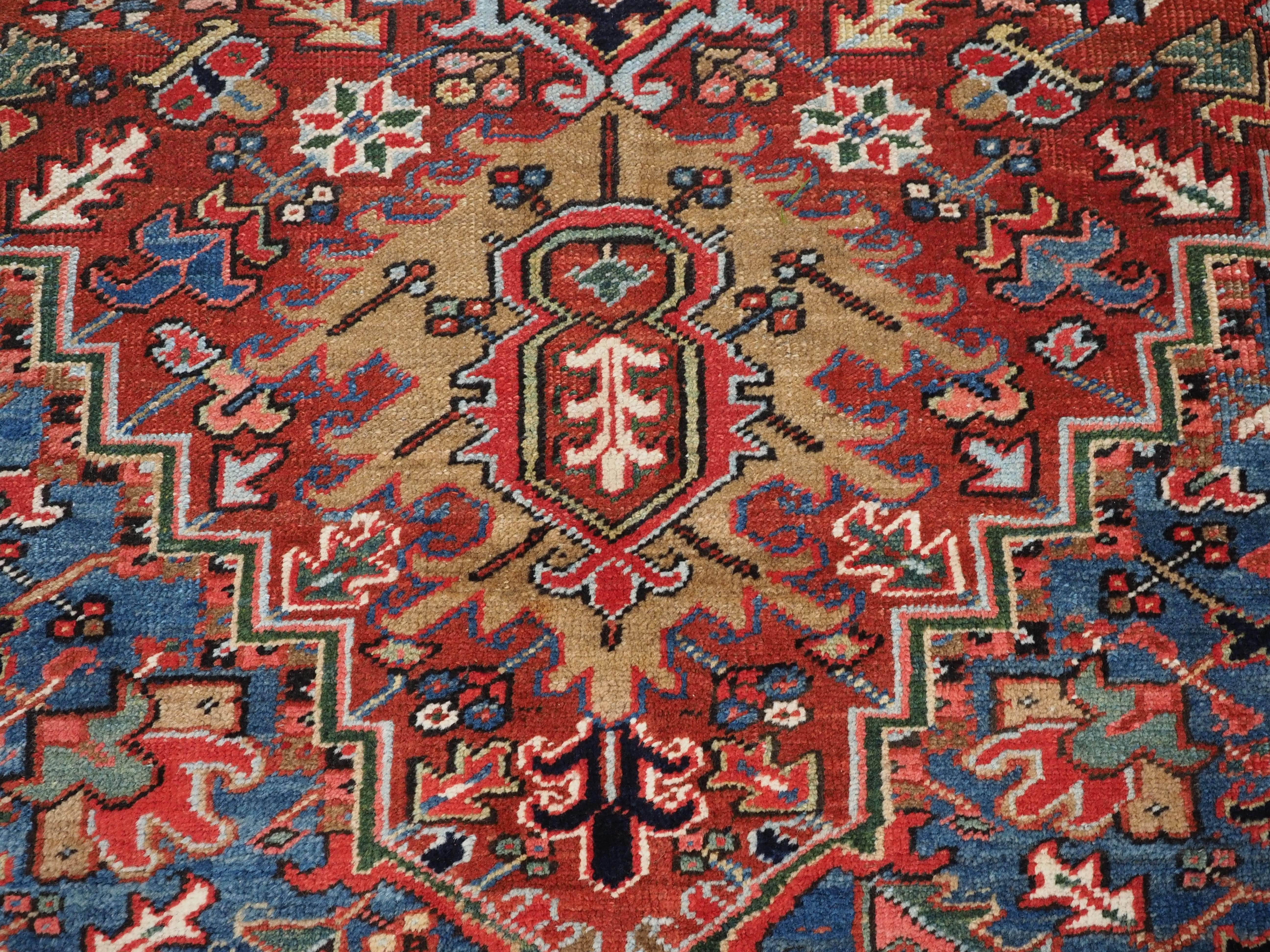Antique Heriz carpet with a very well-drawn large medallion, circa 1900. For Sale 11